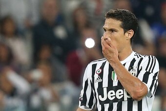 Juventus' Brazilian midfielder Anderson Hernanes reacts during the Italian Serie A  football match between Juventus and Chievo on September 12, 2015 at the Juventus Stadium in Turin.  AFP PHOTO / MARCO BERTORELLO        (Photo credit should read MARCO BER