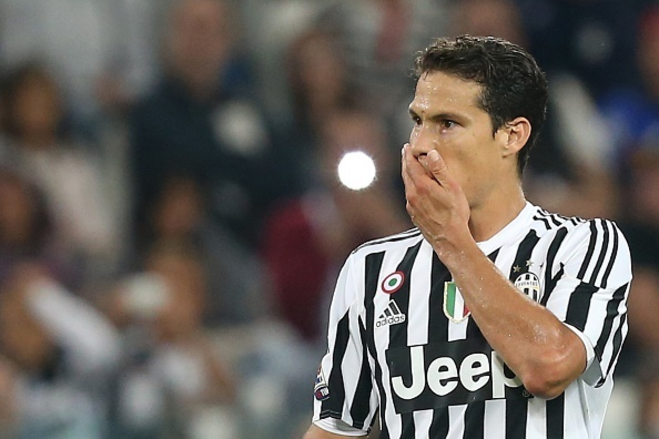 Juventus' Brazilian midfielder Anderson Hernanes reacts during the Italian Serie A  football match between Juventus and Chievo on September 12, 2015 at the Juventus Stadium in Turin.  AFP PHOTO / MARCO BERTORELLO        (Photo credit should read MARCO BER