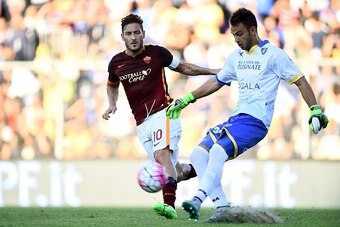 Frosinone's goalkeeper Nicola Leali (R) vies with Roma's forward Francesco Totti during the Italian Serie A football match between Frosinine and Roma at Matusa Stadium in Frosinone on September 12, 2015.  AFP PHOTO / FILIPPO MONTEFORTE

        (Photo cre