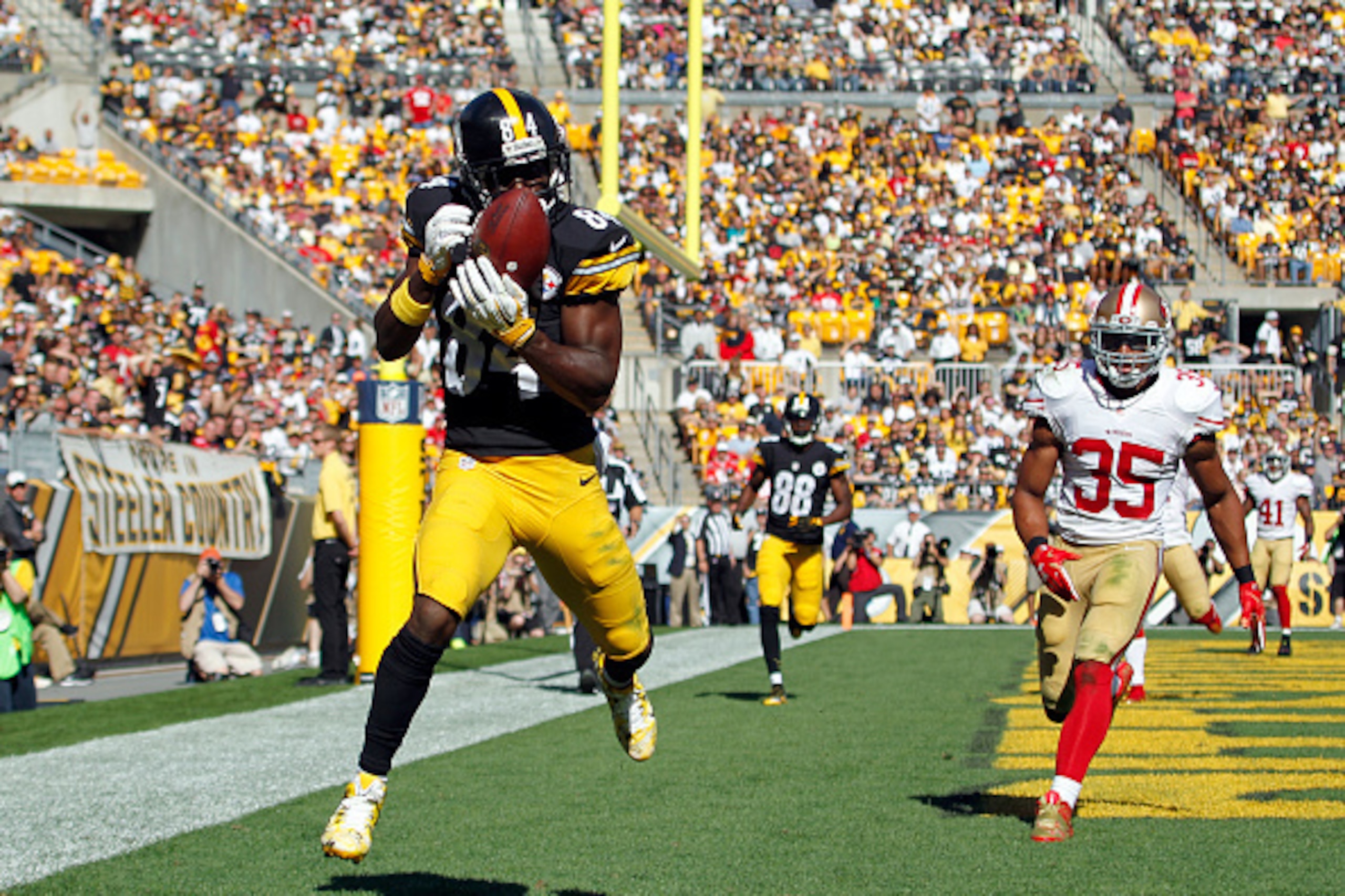 PITTSBURGH, PA - SEPTEMBER 20:  Antonio Brown #84 of the Pittsburgh Steelers catches a 7 yard touchdown pass in the fourth quarter during the game against Eric Reid #35 of the San Francisco 49ers on September 20, 2015 at Heinz Field in Pittsburgh, Pennsyl