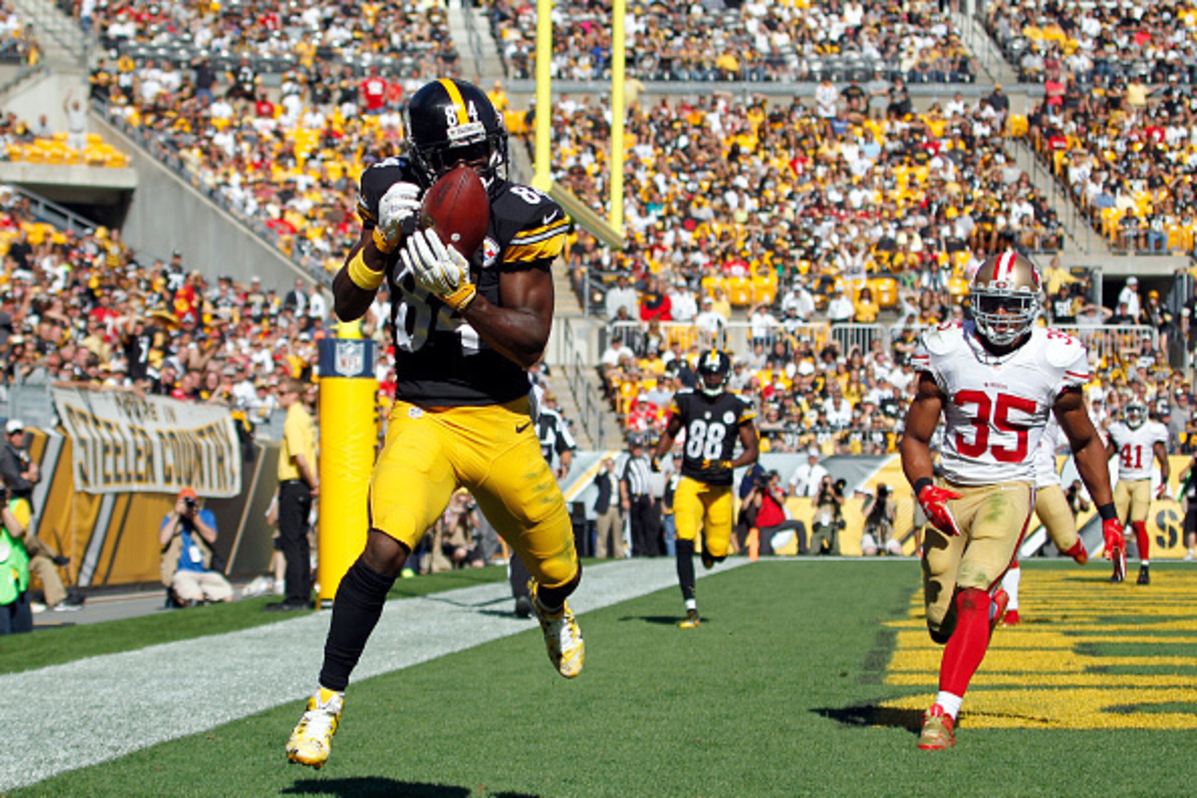 PITTSBURGH, PA - SEPTEMBER 20:  Antonio Brown #84 of the Pittsburgh Steelers catches a 7 yard touchdown pass in the fourth quarter during the game against Eric Reid #35 of the San Francisco 49ers on September 20, 2015 at Heinz Field in Pittsburgh, Pennsyl