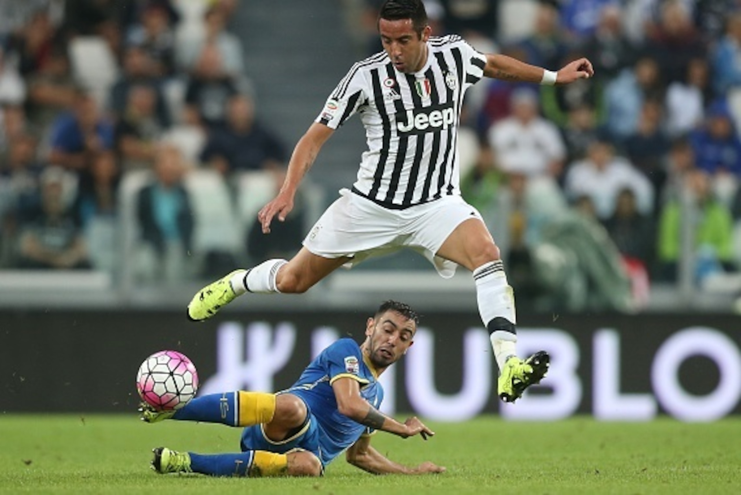 Juventus' midfielder from Chile (top), Mauricio Isla, fights for the ball with Udinese's midfielder from Portugal  Bruno Fernandes during the Italian Serie A football match Juventus Vs Udinese on August 23, 2015 at the 'Juventus Stadium' in Turin.  AFP PH