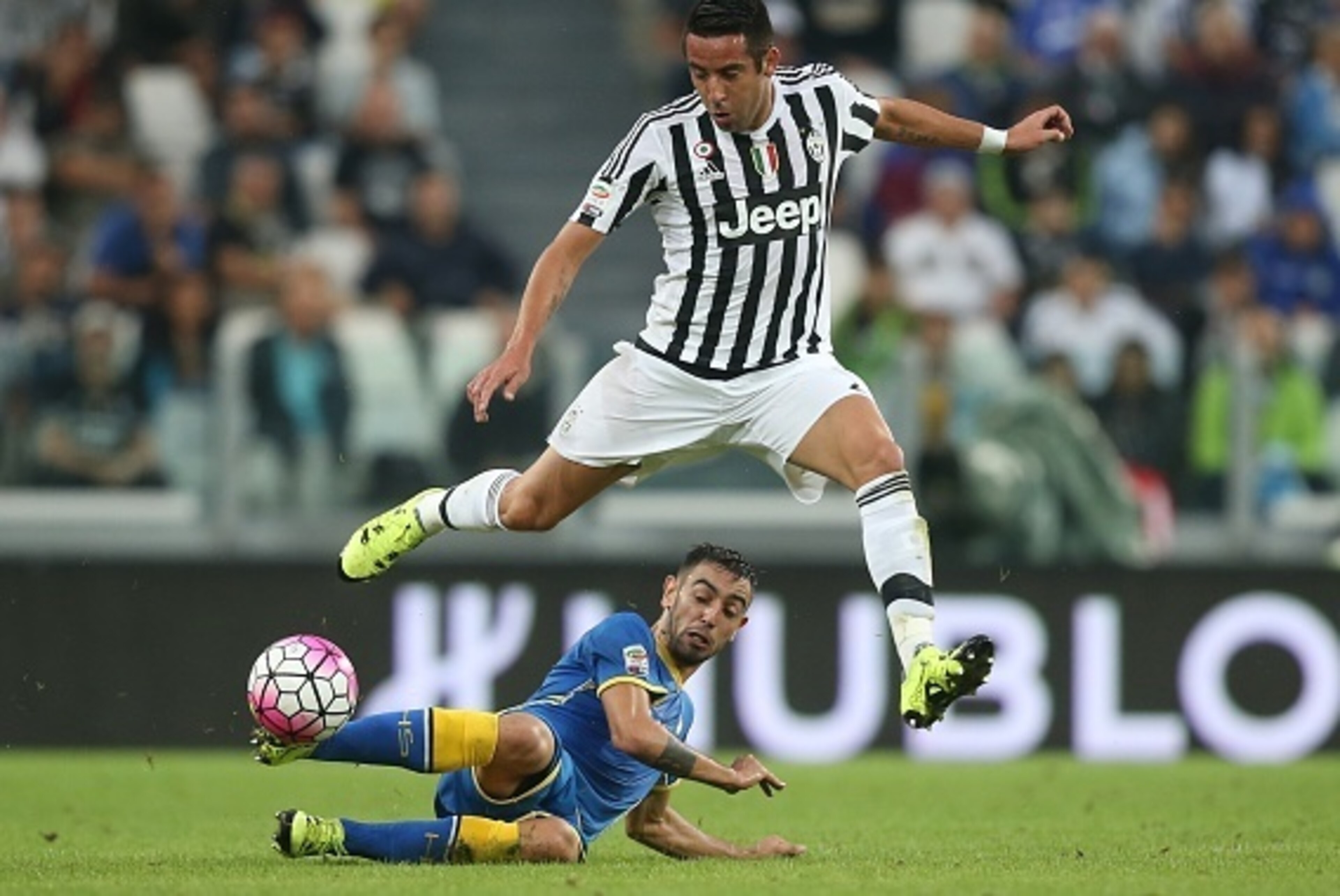 Juventus' midfielder from Chile (top), Mauricio Isla, fights for the ball with Udinese's midfielder from Portugal  Bruno Fernandes during the Italian Serie A football match Juventus Vs Udinese on August 23, 2015 at the 'Juventus Stadium' in Turin.  AFP PH