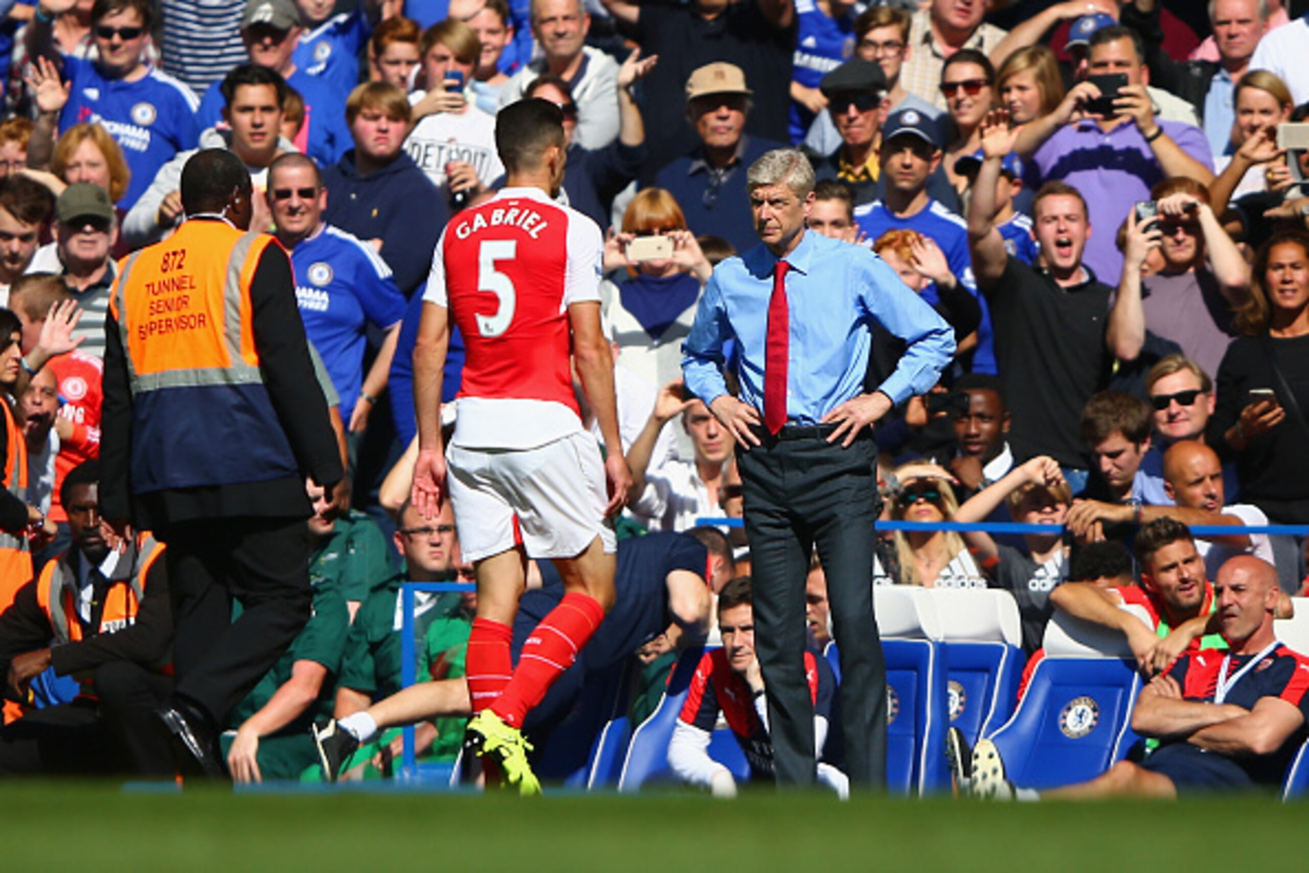 LONDON, ENGLAND - SEPTEMBER 19: Gabriel of Arsenal walks off the pitch in front of Head coach Arsene Wenger as he is shown a red card during the Barclays Premier League match between Chelsea and Arsenal at Stamford Bridge on September 19, 2015 in London, 