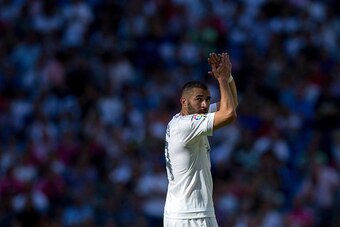 MADRID, SPAIN - SEPTEMBER 19: Karim Benzema of Real Madrid CF claps to the audience as he leaves the pitch during the La Liga match between Real Madrid CF and Granada CF at Estadio Santiago Bernabeu on September 19, 2015 in Madrid, Spain.  (Photo by Gonza