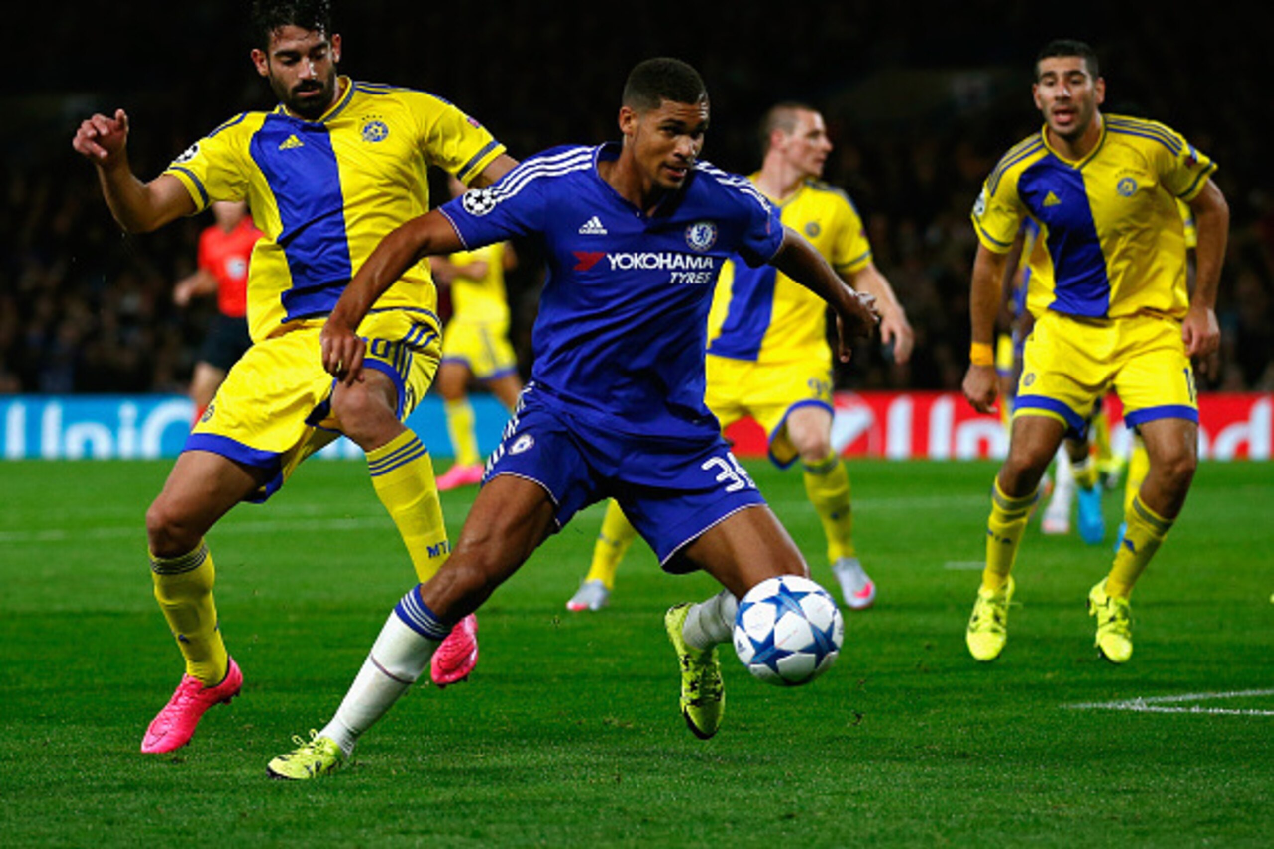 LONDON, ENGLAND - SEPTEMBER 16:  Ruben Loftus-Cheek of Chelsea holds off Omri Ben Harush of Maccabi Tel Aviv during the UEFA Chanmpions League group G match between Chelsea and Maccabi Tel-Aviv FC at Stamford Bridge on September 16, 2015 in London, United