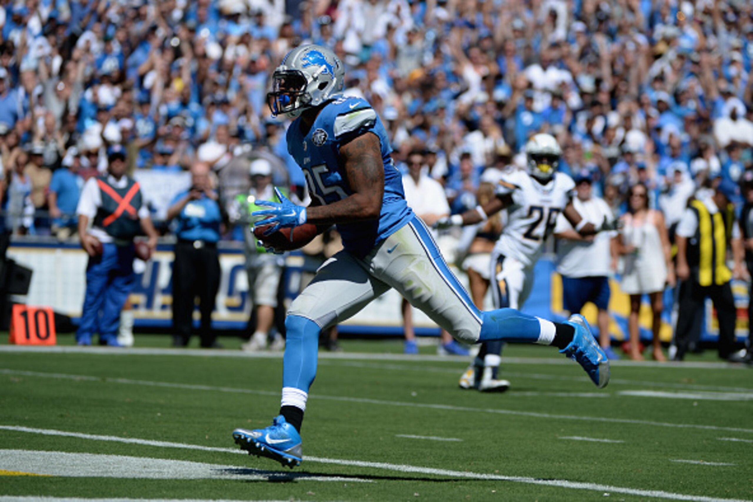 SAN DIEGO, CA - SEPTEMBER 13:  Tight end Eric Ebron #85 of the Detroit Lions scores a touchdown against the San Diego Chargers at Qualcomm Stadium on September 13, 2015 in San Diego, California.  (Photo by Donald Miralle/Getty Images)