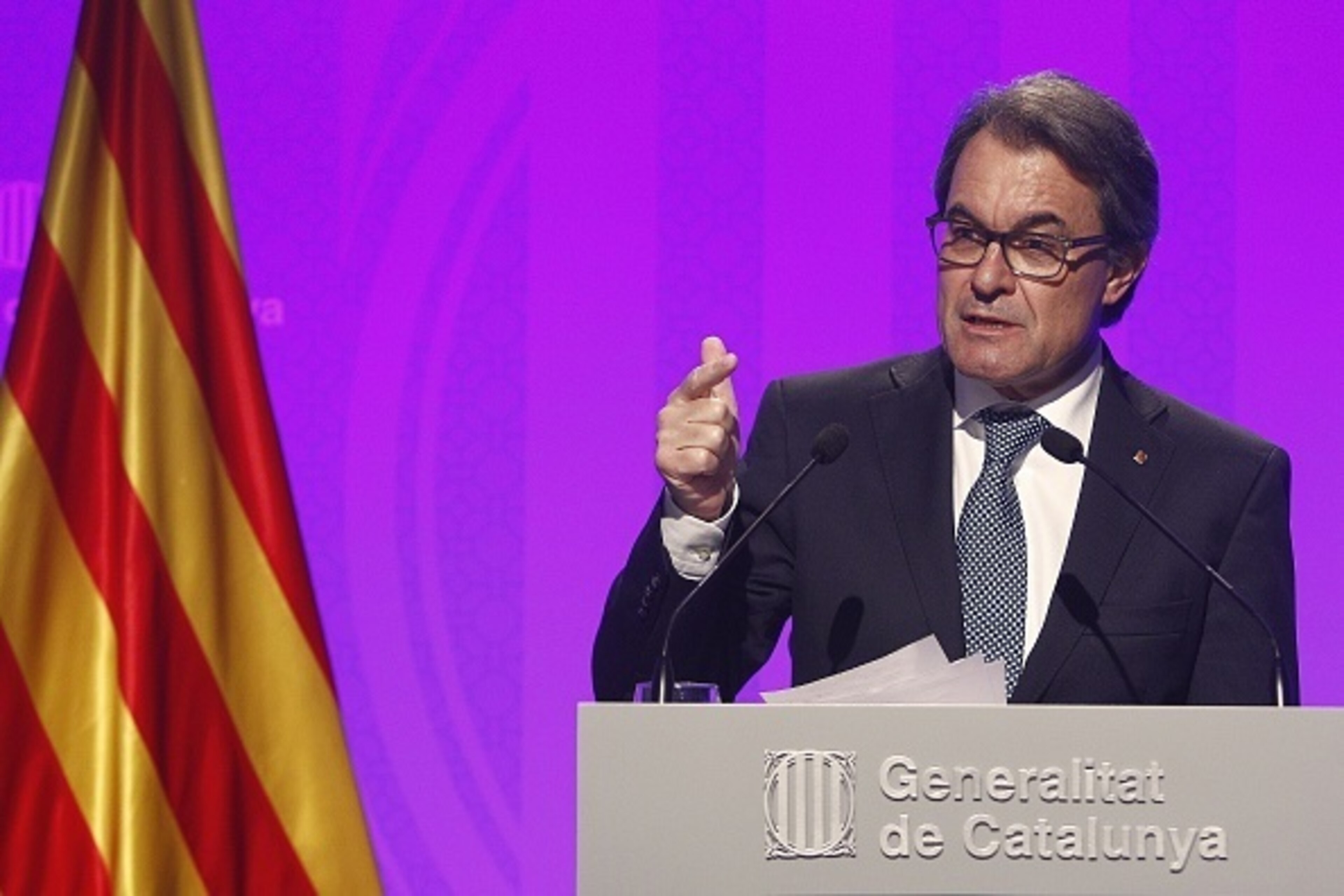 Catalonia's regional president Artur Mas gives a press conference after presiding a meeting of Catalan government in Barcelona on August 4, 2015 a day after Mas signed a decree in Barcelona, calling early parliamentary elections.The decree sets September 