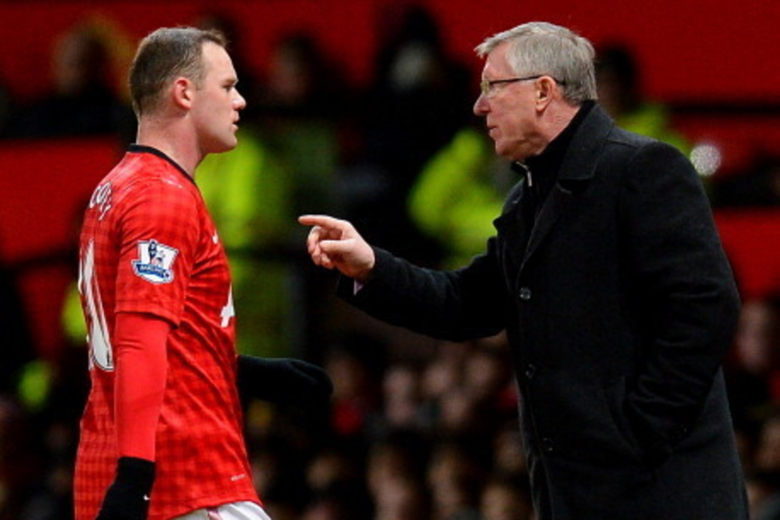 Manchester United manager Alex Ferguson (R) talks to Manchester United's English forward Wayne Rooney during the English Premier League football match bewteen Manchester United and Southampton at Old Trafford in Manchester on January 30, 2013.  AFP PHOTO/
