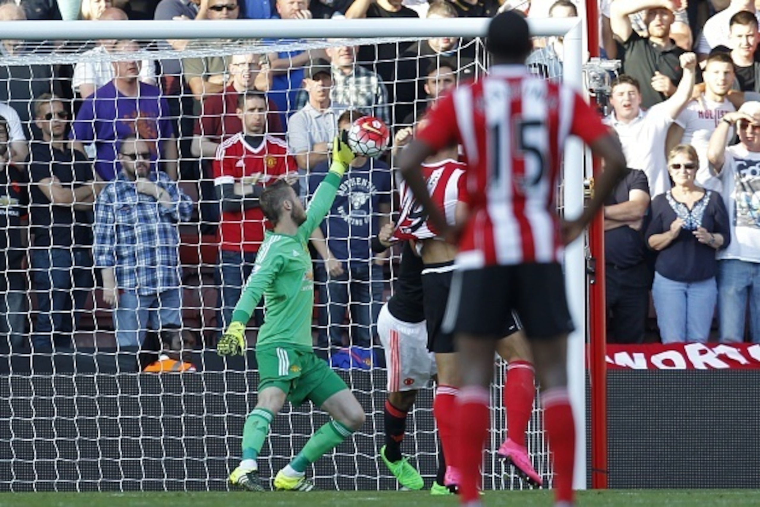Southampton's Portugese defender Jose Fonte's header saved by Manchester United's Spanish Goalkeeper David De Gea (L) during the English Premier League football match between Southampton and Manchester United at St Mary's Stadium in Southampton, southern 