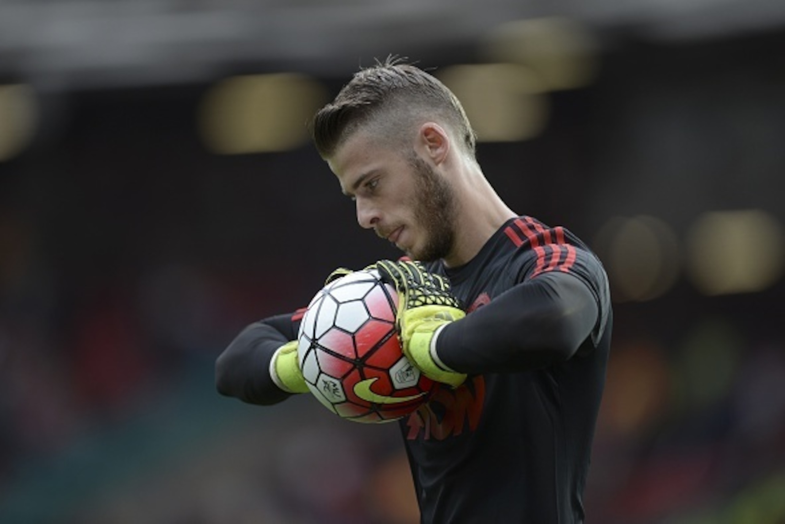 Manchester United's Spanish goalkeeper David de Gea warms up before the English Premier League football match between Manchester United and Liverpool at Old Trafford in Manchester, north west England, on September 12, 2015. AFP PHOTO / OLI SCARFF

RESTRIC