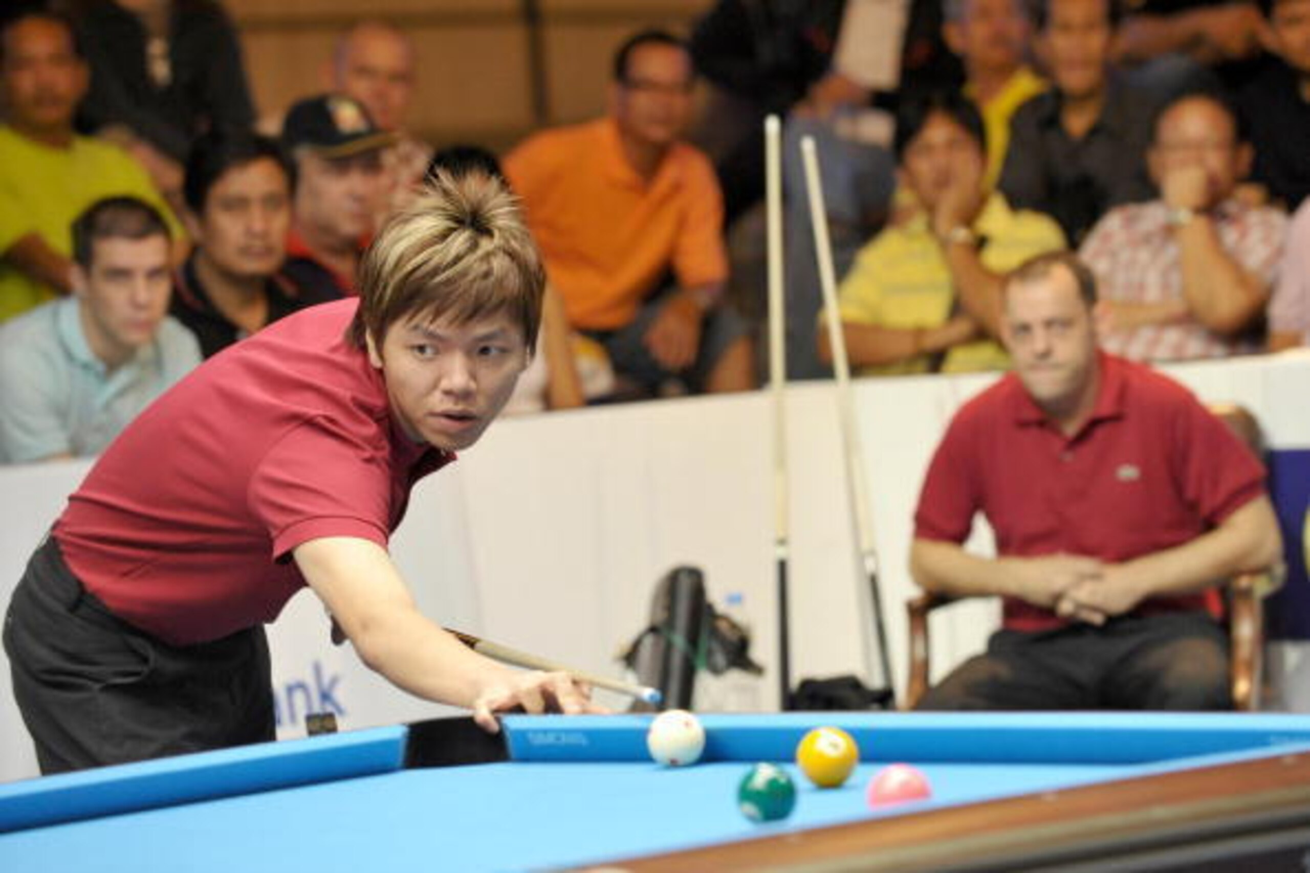 Wu Chia-ching of Taiwan lines up a shot during the World 10-ball Championship in Manila October 5, 2008. Darren Appleton of Great Britain defeated Wu Chia-ching, 13-11 to take the championship.  AFP PHOTO/Jay DIRECTO (Photo credit should read JAY DIRECTO/