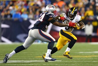 FOXBORO, MA - SEPTEMBER 10:  DeAngelo Williams #34 of the Pittsburgh Steelers runs with the ball against  Dont'a Hightower #54 of the New England Patriots at Gillette Stadium on September 10, 2015 in Foxboro, Massachusetts.  (Photo by Maddie Meyer/Getty I