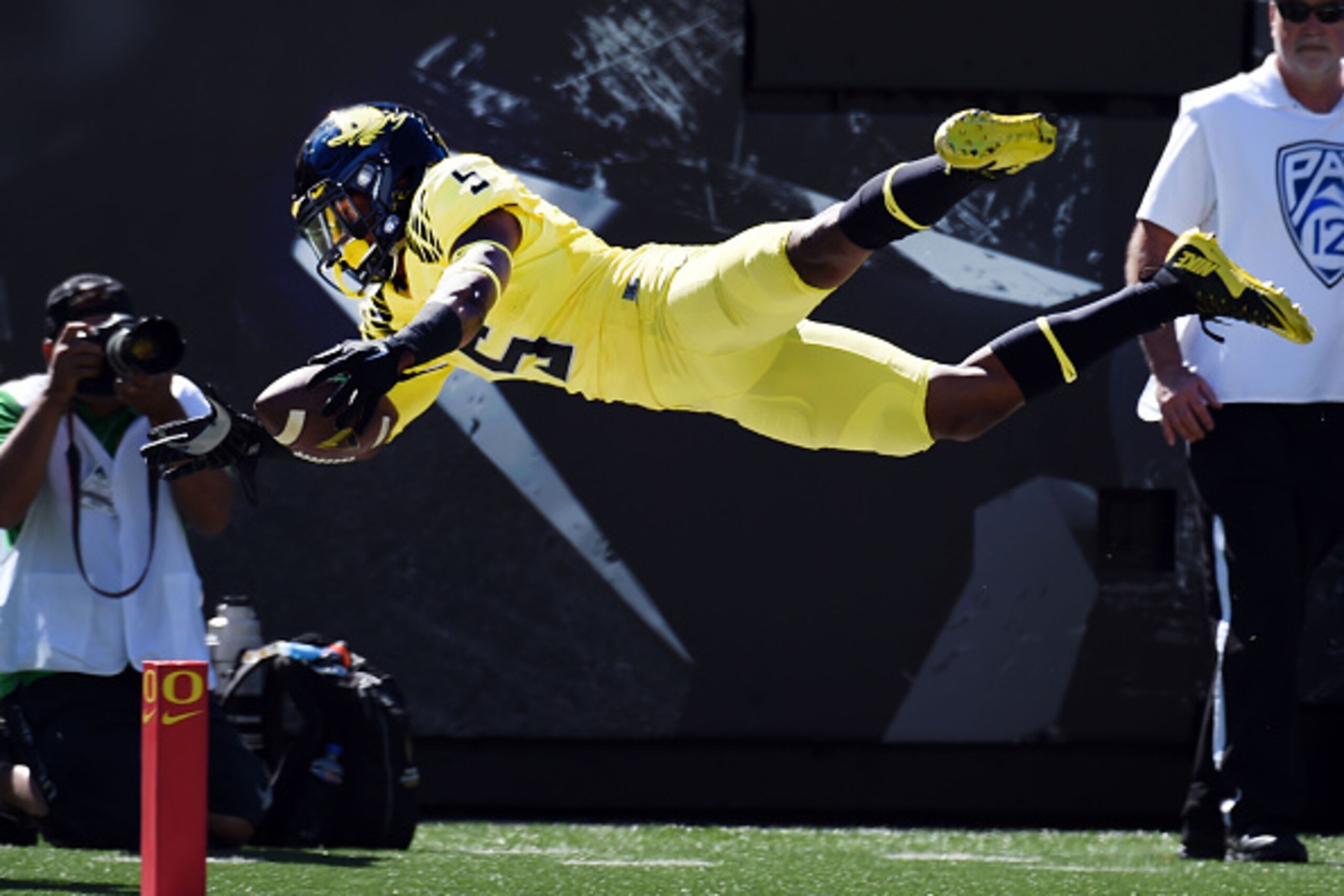 EUGENE, OR - SEPTEMBER 19: Running back Taj Griffin #5 of the Oregon Ducks tries to dive into the end zone during the game against the Georgia State Panthers at Autzen Stadium on September 19, 2015 in Eugene, Oregon.  (Photo by Steve Dykes/Getty Images)
