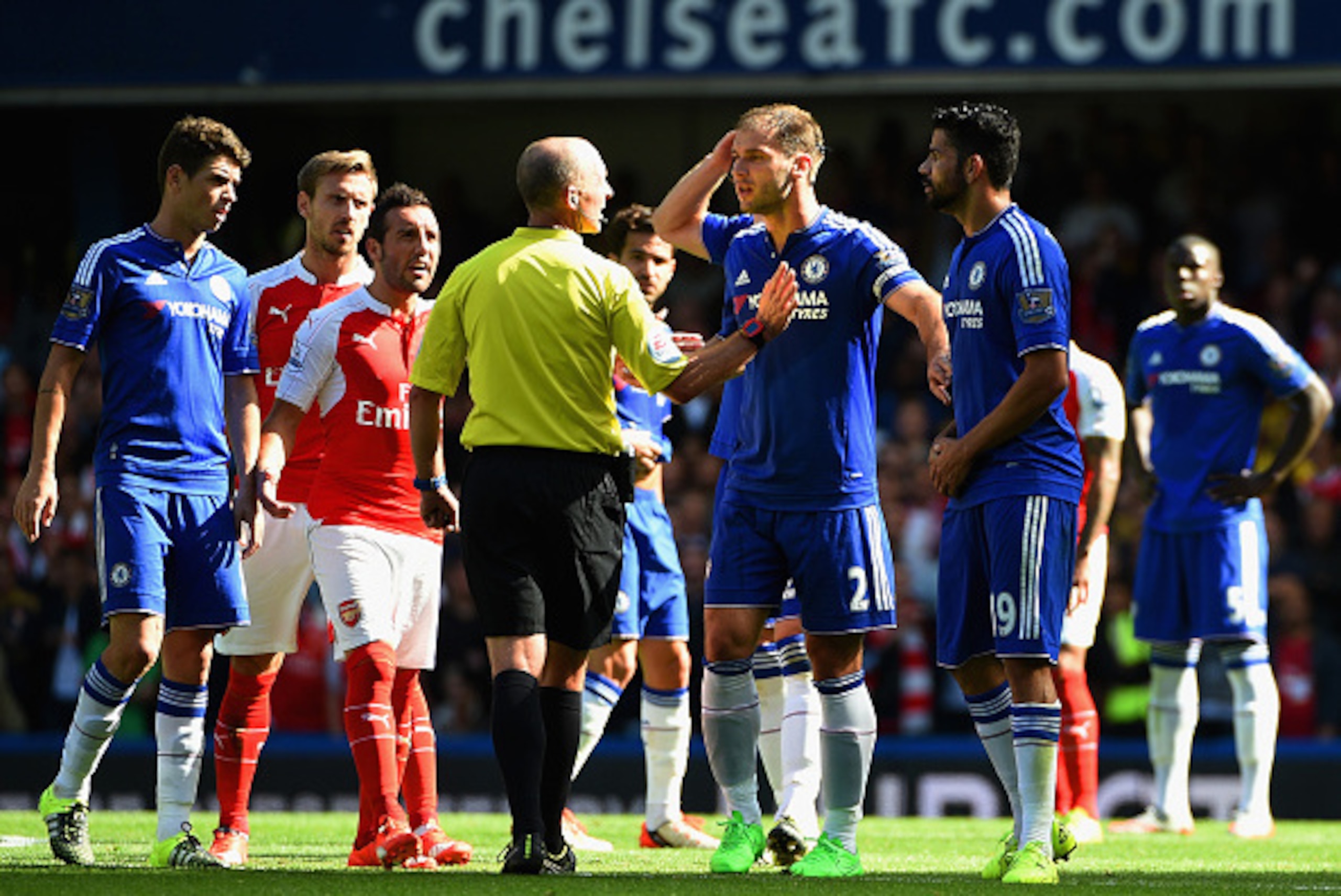 LONDON, ENGLAND - SEPTEMBER 19:  Referee Mike Dean talks with Diego Costa of Chelsea during the Barclays Premier League match between Chelsea and Arsenal at Stamford Bridge on September 19, 2015 in London, United Kingdom.  (Photo by Ross Kinnaird/Getty Im
