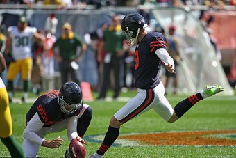 CHICAGO, IL - SEPTEMBER 13:  Robbie Gould #9 of the Chicago Bears kicks a kicks a field goal out of the hold of Pat O'Donnell against the Green Bay Packers at Soldier Field on September 13, 2015 in Chicago, Illinois.  (Photo by Jonathan Daniel/Getty Image