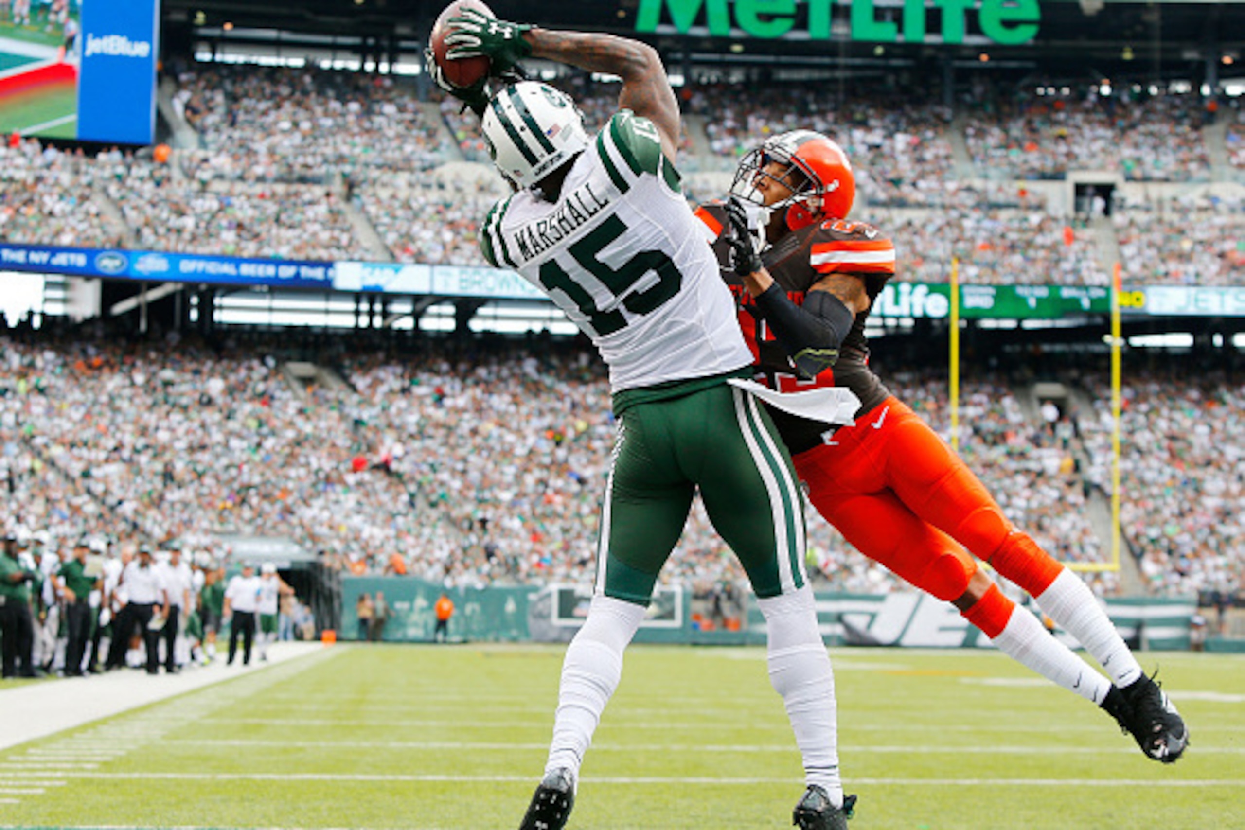 EAST RUTHERFORD, NJ - SEPTEMBER 13:  (NEW YORK DAILIES OUT)     Brandon Marshall #15 of the New York Jets hauls in a third quarter touchdown pass against Joe Haden #23 of the Cleveland Browns on September 13, 2015 at MetLife Stadium in East Rutherford, Ne