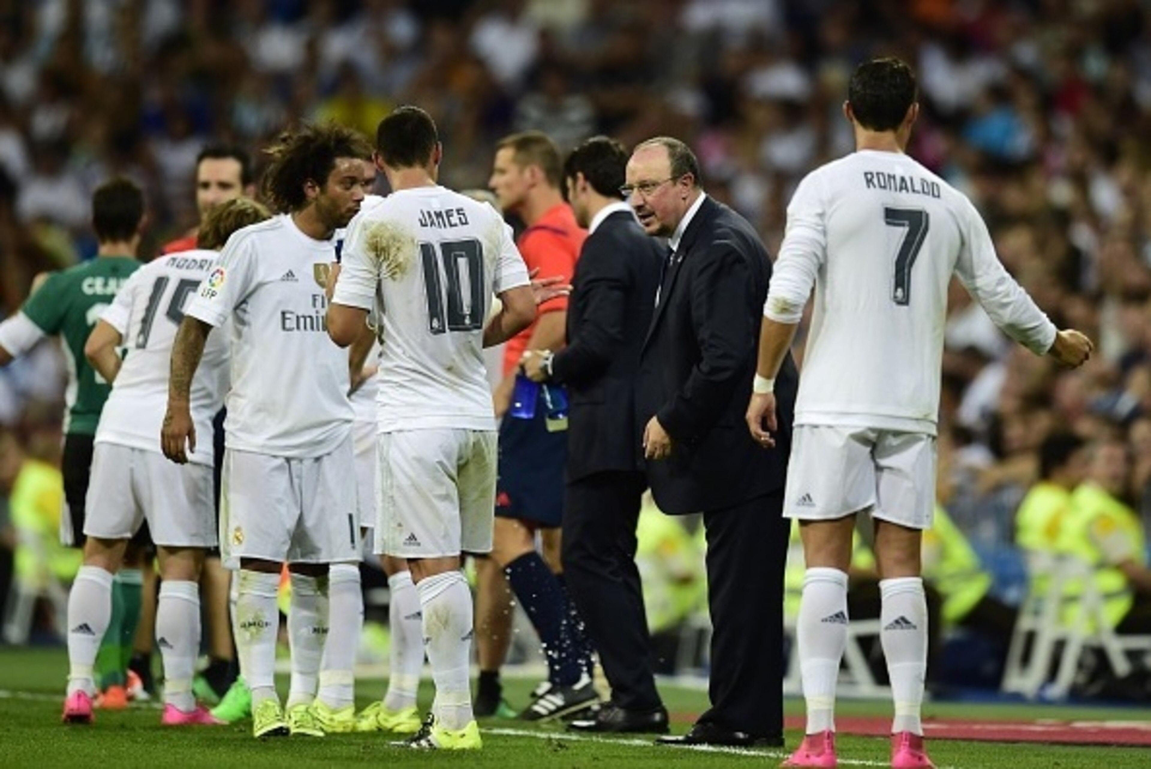 Real Madrid's coach Rafael Benitez (2ndR) gives instructions to his players during the Spanish league football match Real Madrid CF vs Real Betis Balompie at the Santiago Bernabeu stadium in Madrid on August 29, 2015.   AFP PHOTO/ PIERRE-PHILIPPE MARCOU  