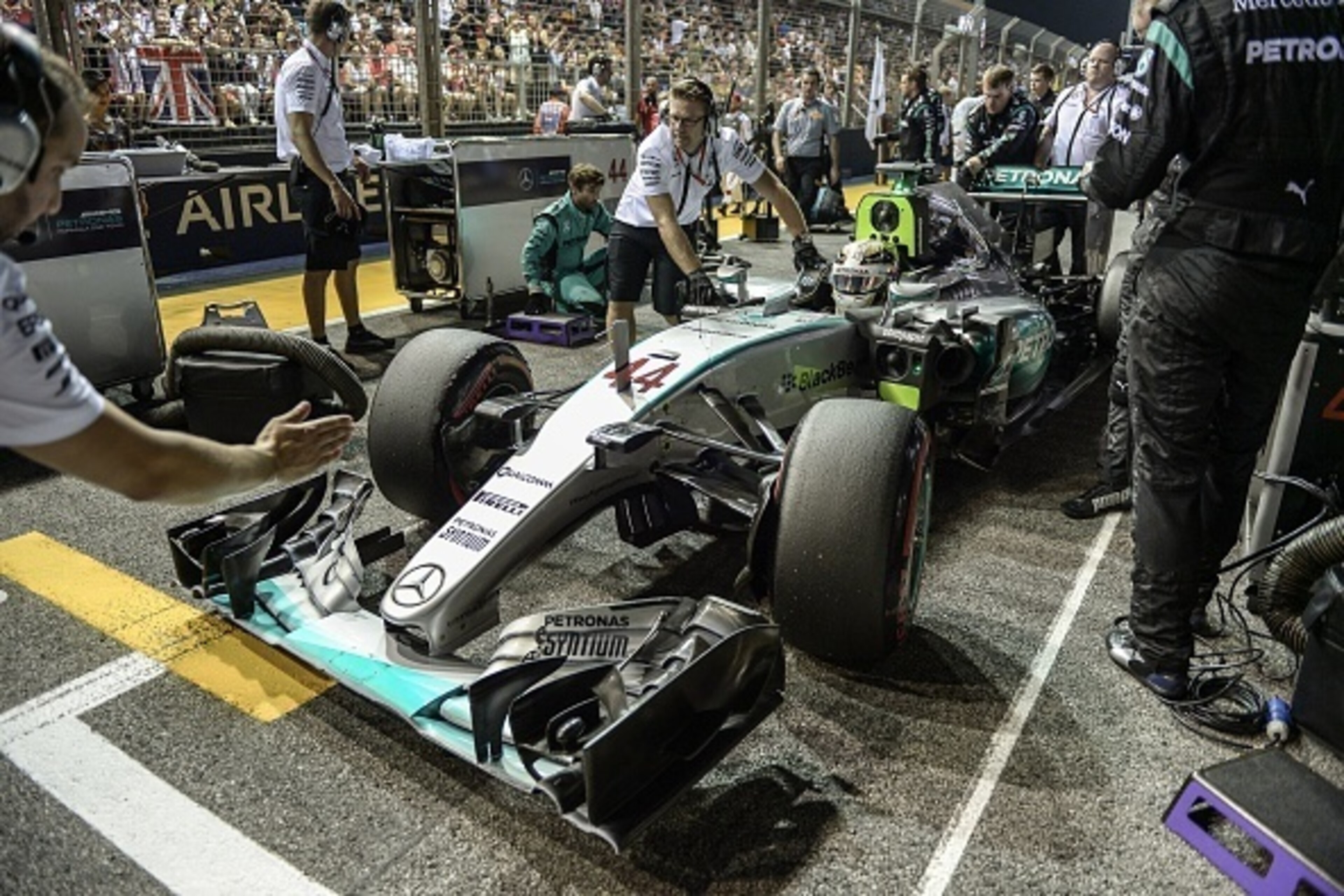 Mechanics attend to the car of Mercedes AMG Petronas F1 Team's British driver Lewis Hamilton prior to the start of the Formula One Singapore Grand Prix in Singapore on September 20, 2015. AFP PHOTO / MOHD RASFAN (Photo credit should read MOHD RASFA Mechanics attend to the car of Mercedes AMG Petronas F1 Team's British driver Lewis Hamilton prior to the start of the Formula One Singapore Grand Prix in Singapore on September 20, 2015. AFP PHOTO / MOHD RASFAN (Photo credit should read MOHD RASFA