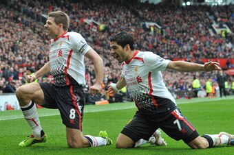 Liverpool's English midfielder Steven Gerrard (L) celebrates with Liverpool's Uruguayan forward Luis Suarez after Gerrard scored his team's second goal during the English Premier League football match between Manchester United and Liverpool at Old Traffor