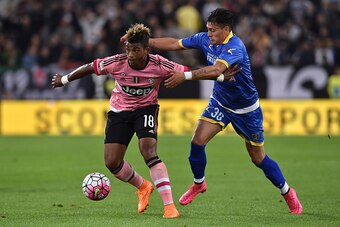 TURIN, ITALY - SEPTEMBER 23:  Mario Lemina (L) of Juventus FC is challenged by Nicolas Castillo of Frosinone Calcio during the Serie A match between Juventus FC and Frosinone Calcio at Juventus Arena on September 23, 2015 in Turin, Italy.  (Photo by Valer