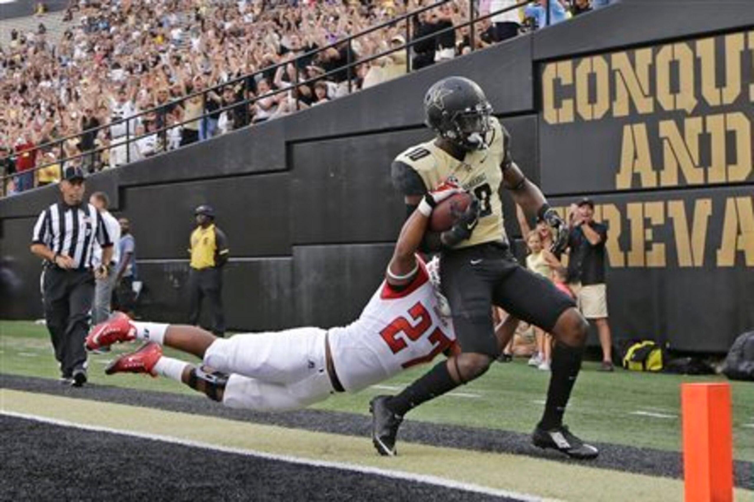 Sherfield scoring a touchdown. Sherfield scoring a touchdown.
