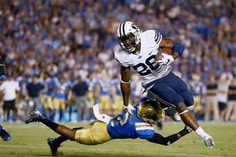 Hine scoring a touchdown versus UCLA.