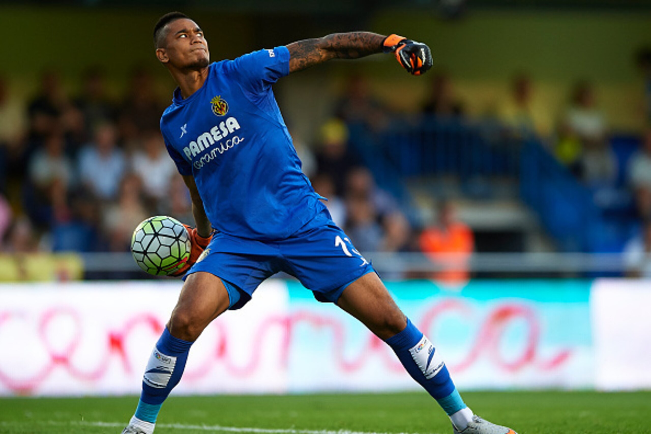 VILLARREAL, SPAIN - SEPTEMBER 20:  Alphonse Areola of Villarreal in action during the La Liga match between Villarreal CF and Athletic Club de Bilbao at El Madrigal Stadium on September 20, 2015 in Villarreal, Spain.  (Photo by Manuel Queimadelos Alonso/G