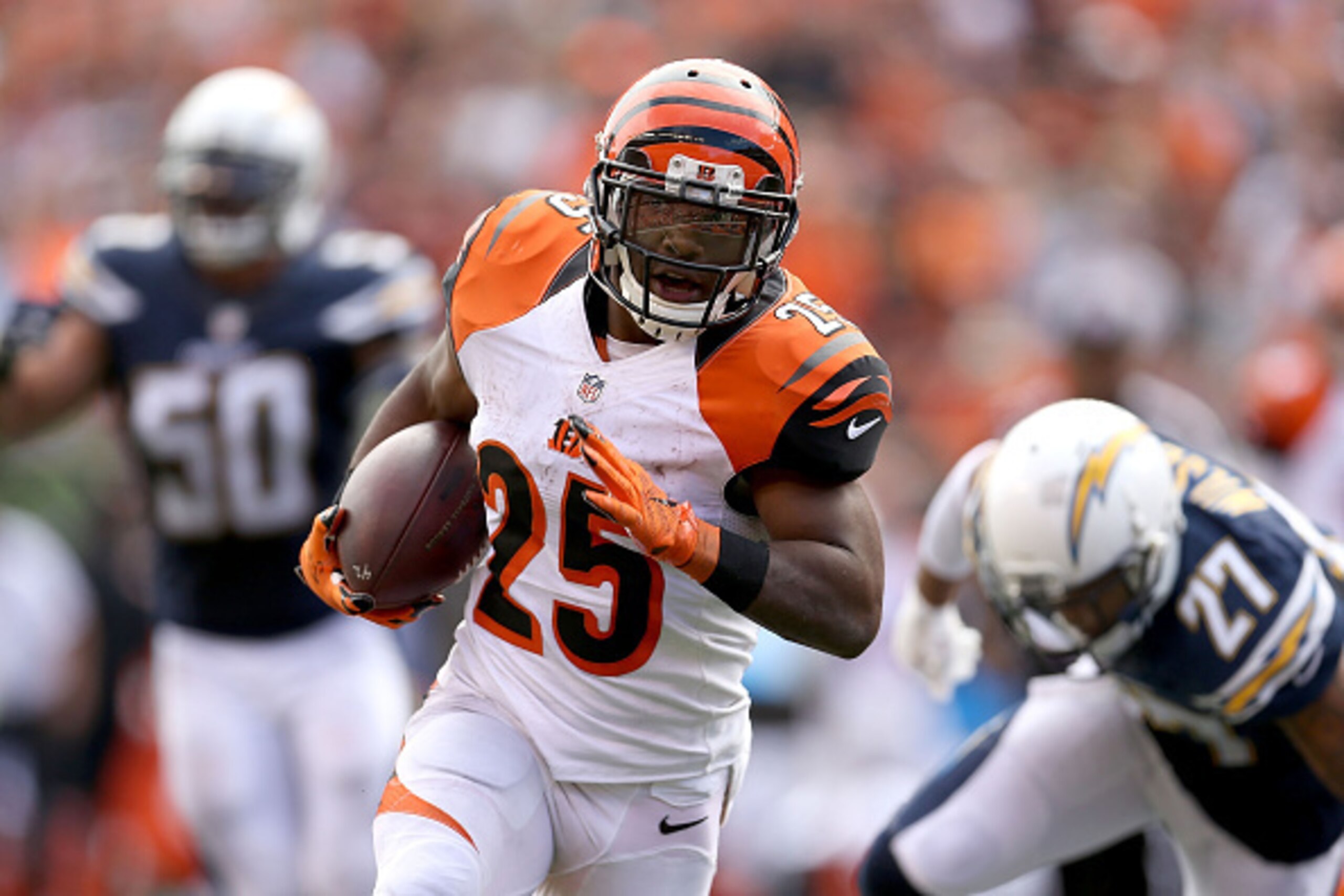 CINCINNATI, OH - SEPTEMBER 20:  Giovani Bernard #25 of the Cincinnati Bengals carries the ball during the fourth quarter of the game against the San Diego Chargers at Paul Brown Stadium on September 20, 2015 in Cincinnati, Ohio. Cincinnati defeated San Di