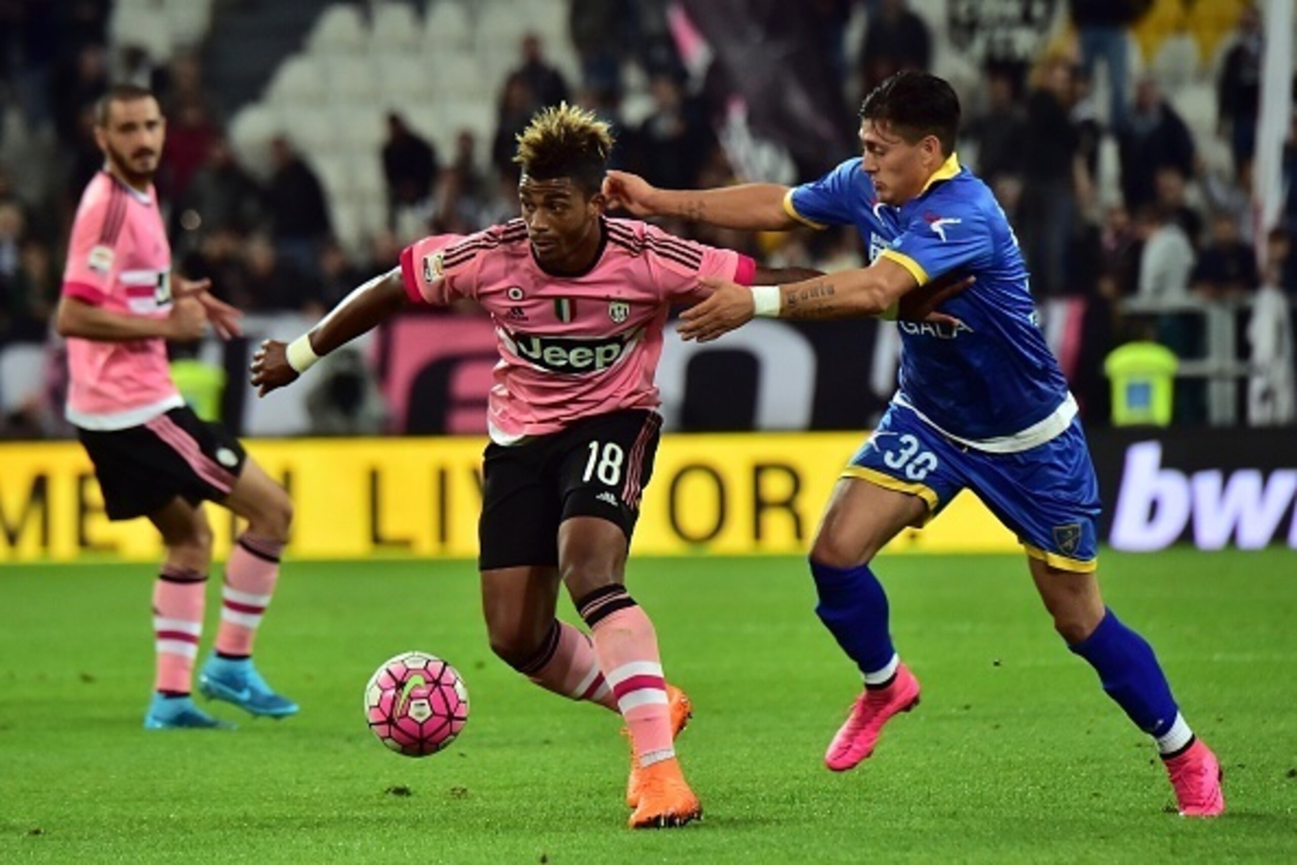 Frosinone's midfielder Nicolas Castillo (R) fights for the ball with Juventus' midfielder from France Maro Lemina during the Serie A football match Juventus vs Frosinione at 'Juventus Stadium' in Turin on September  23, 2015 . AFP PHOTO / GIUSEPPE CACACE 