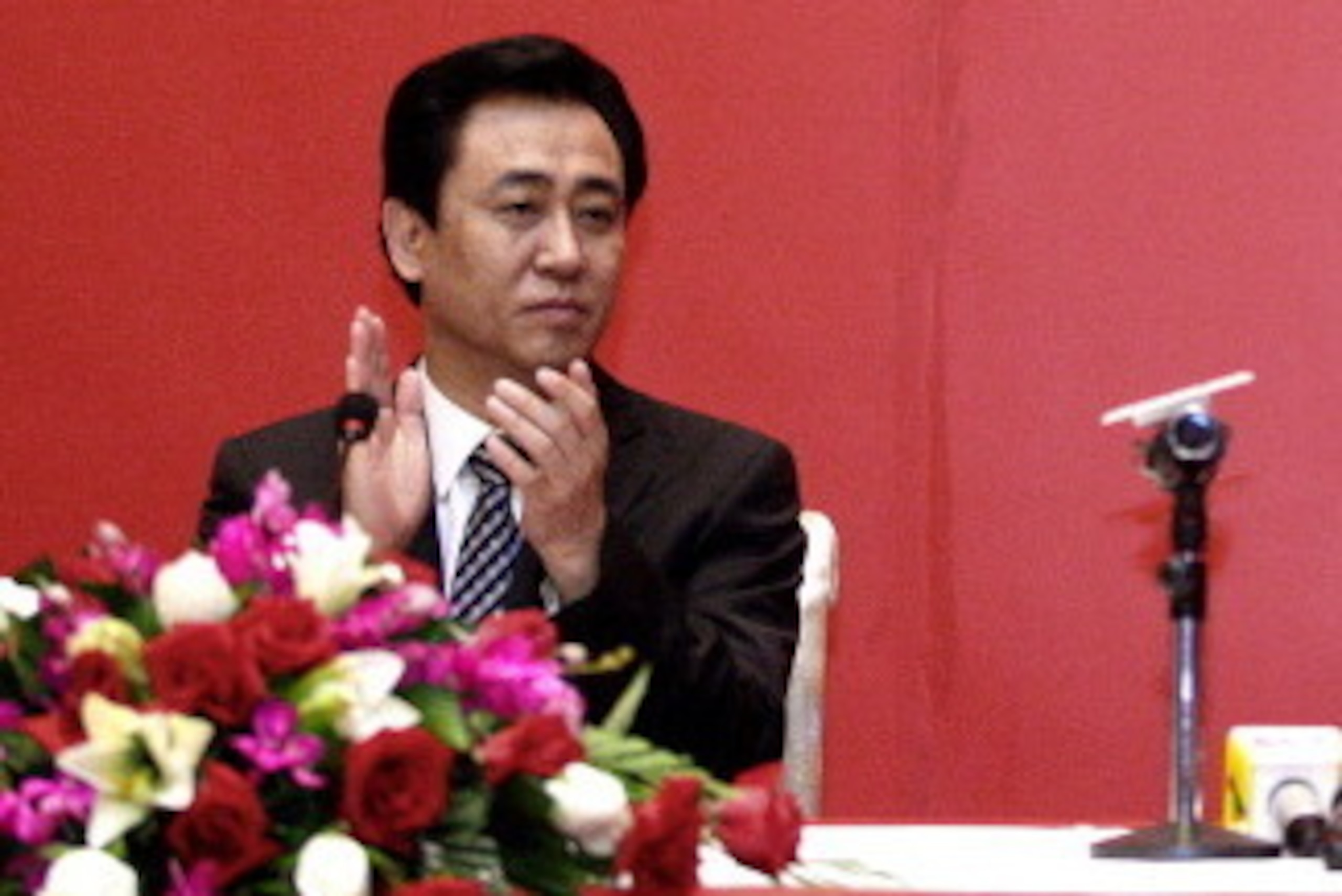 World Cup-winning coach Marcello Lippi (R) stands up as Guangzhou Evergrande's chairman Xu Jiayin (L) claps during a signing ceremony in Guangzhou, southern China's Guangdong province on May 17, 2012.  China's Guangzhou Evergrande announced they had signe