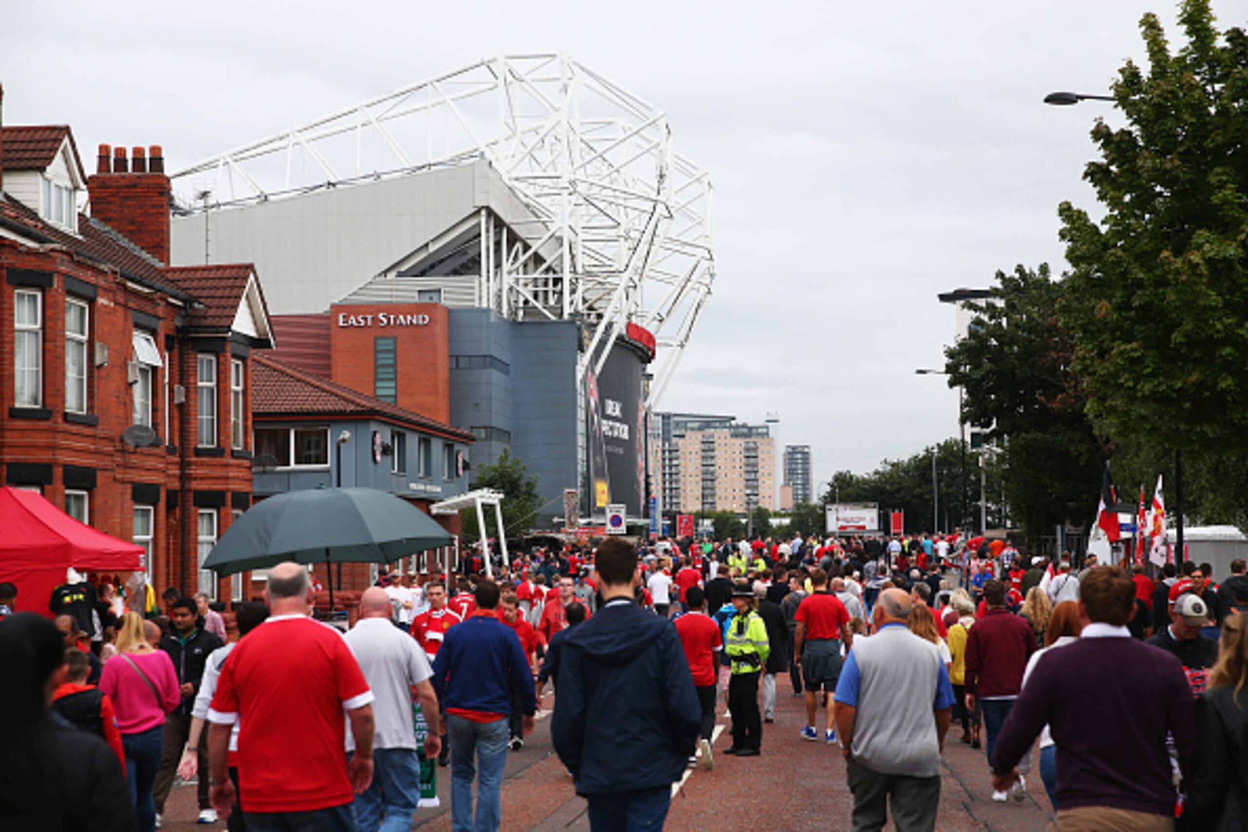 MANCHESTER, ENGLAND - AUGUST 22: Manchester United fans make their way to the stadium prior to the Barclays Premier League match between Manchester United and Newcastle United at Old Trafford on August 22, 2015 in Manchester, England. (Photo by Clive Br MANCHESTER, ENGLAND - AUGUST 22: Manchester United fans make their way to the stadium prior to the Barclays Premier League match between Manchester United and Newcastle United at Old Trafford on August 22, 2015 in Manchester, England. (Photo by Clive Br
