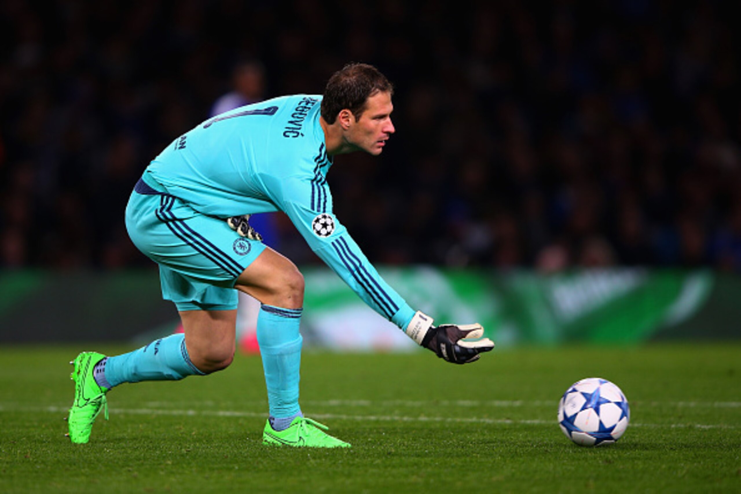 LONDON, ENGLAND - SEPTEMBER 16: Asmir Begovic of Chelsea dispatches the ball during the UEFA Chanmpions League group G match between Chelsea and Maccabi Tel-Aviv FC at Stamford Bridge on September 16, 2015 in London, United Kingdom.  (Photo by Ian Walton/
