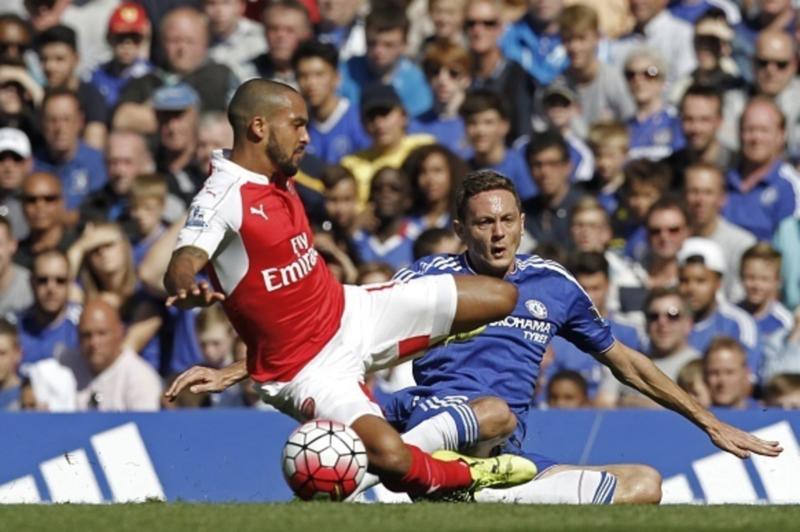 Chelsea's Serbian midfielder Nemanja Matic (R) vies with Arsenal's English midfielder Theo Walcott (L) during the English Premier League football match between Chelsea and Arsenal at Stamford Bridge in London on September 19, 2015. AFP PHOTO / IAN KINGTON