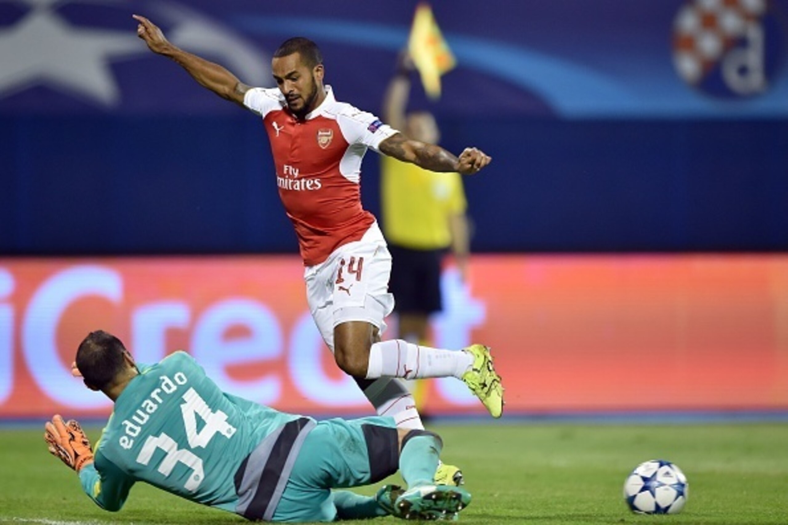 Arsenal's English forward Theo Walcott (R) challanges Dinamo Zagreb's Portuguese goalkeeper Eduardo during the UEFA Champions League Group F football match between GNK Dinamo Zagreb and Arsenal FC at Maksimir Stadium in Zagreb on September 16, 2015.  AFP 