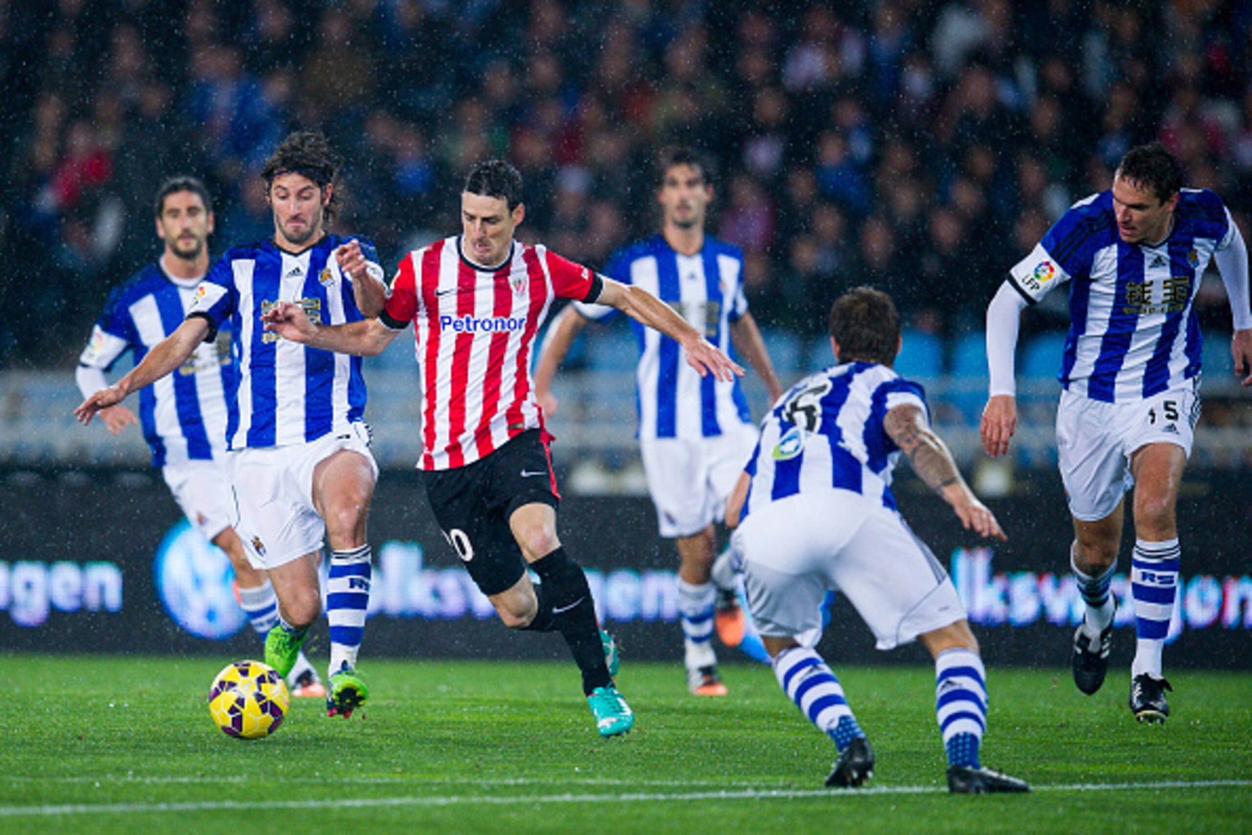 SAN SEBASTIAN, SPAIN - DECEMBER 14:  Aritz Aduriz of Athletic Club duels for the ball with Esteban Granero of Real Sociedad during the La Liga match between Real Sociedad and Athletic Club at Estadio Anoeta on December 14, 2014 in San Sebastian, Spain.  (