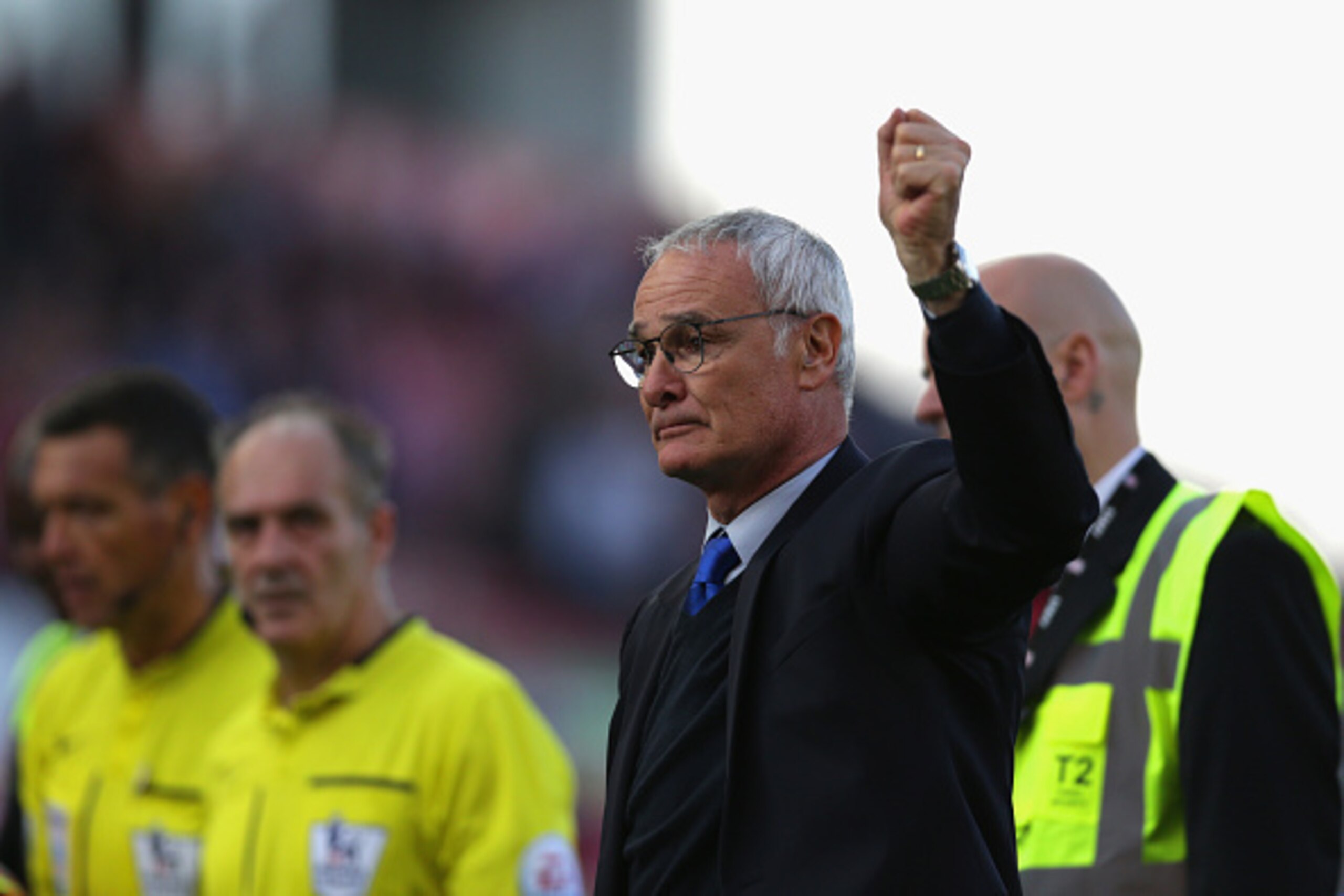 STOKE ON TRENT, ENGLAND - SEPTEMBER 19:  Claudio Ranieri Manager of Leicester City acknowledges the fans after the 2-2 draw in the Barclays Premier League match between Stoke City and Leicester City at Britannia Stadium on September 19, 2015 in Stoke on T