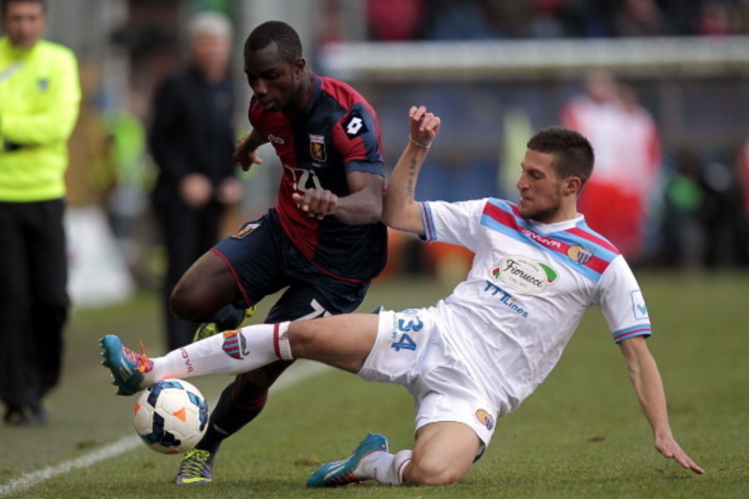 GENOA, ITALY - MARCH 02: Pape Moussa Konate of Genoa CFC fights for the ball with Cristiano Biraghi of Calcio Catania during the Serie A match between Genoa CFC and Calcio Catania at Stadio Luigi Ferraris on March 2, 2014 in Genoa, Italy.  (Photo by Gabri