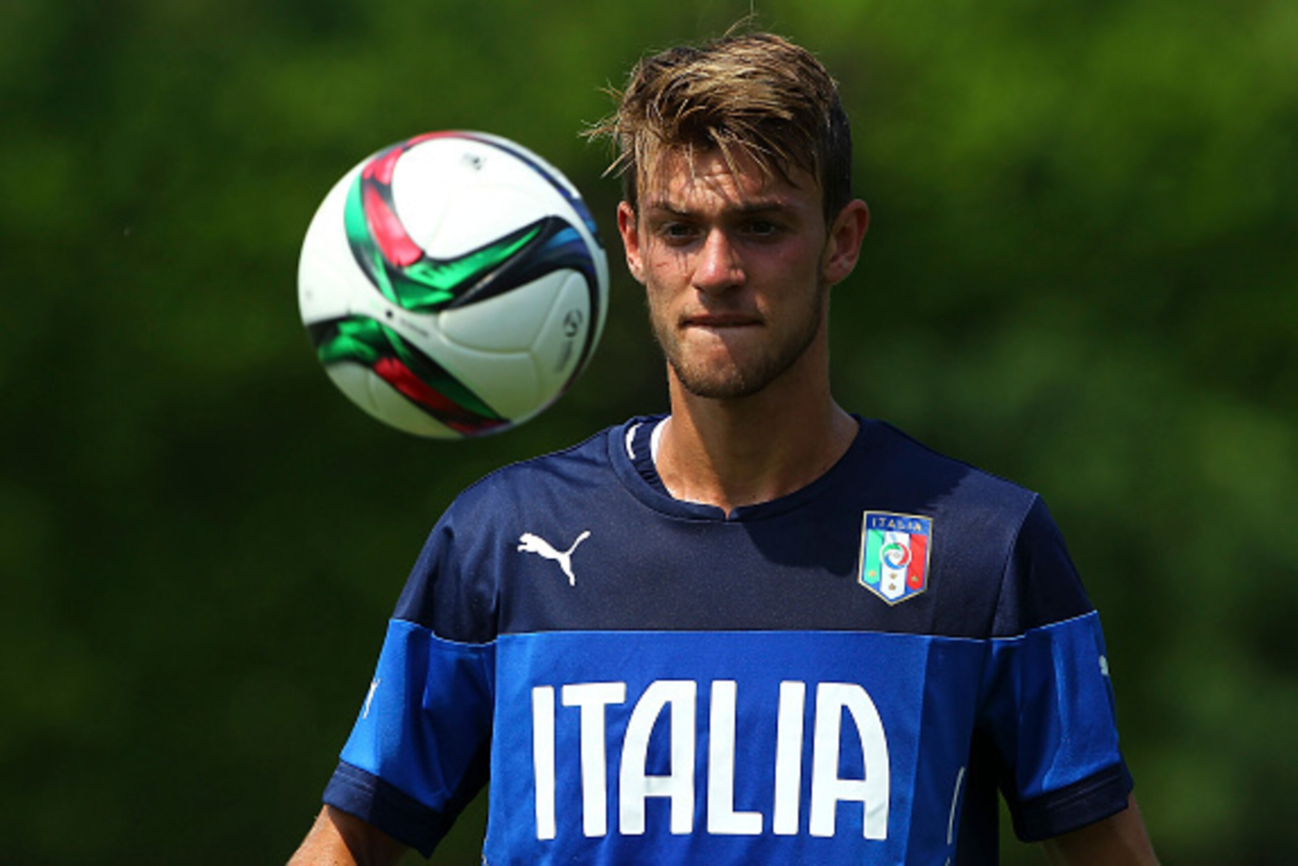 COMO, ITALY - JUNE 04:  Daniele Rugani of Italy U21 controls the ball during Italy U21 training session at the club's training ground on June 4, 2015 in Appiano Gentile Como, Italy.  (Photo by Marco Luzzani/Getty Images)