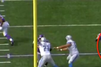 As Stafford drops back, Kendricks fades into coverage and Barr is eaten up by two offensive linemen. Keep an eye on Joique Bell (green arrow).