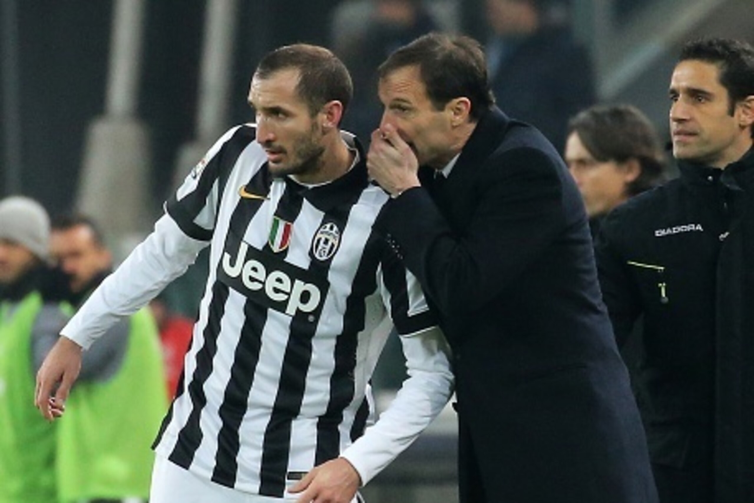 Juventus defender Giorgio Chiellini (L) chats with Juventus coach Massimiliano Allegri  on February 7, 2015 during an Italian Serie A football match Juventus vs. AC Milan at the Juventus Stadium in Turin.  AFP PHOTO / MARCO BERTORELLO        (Photo credit