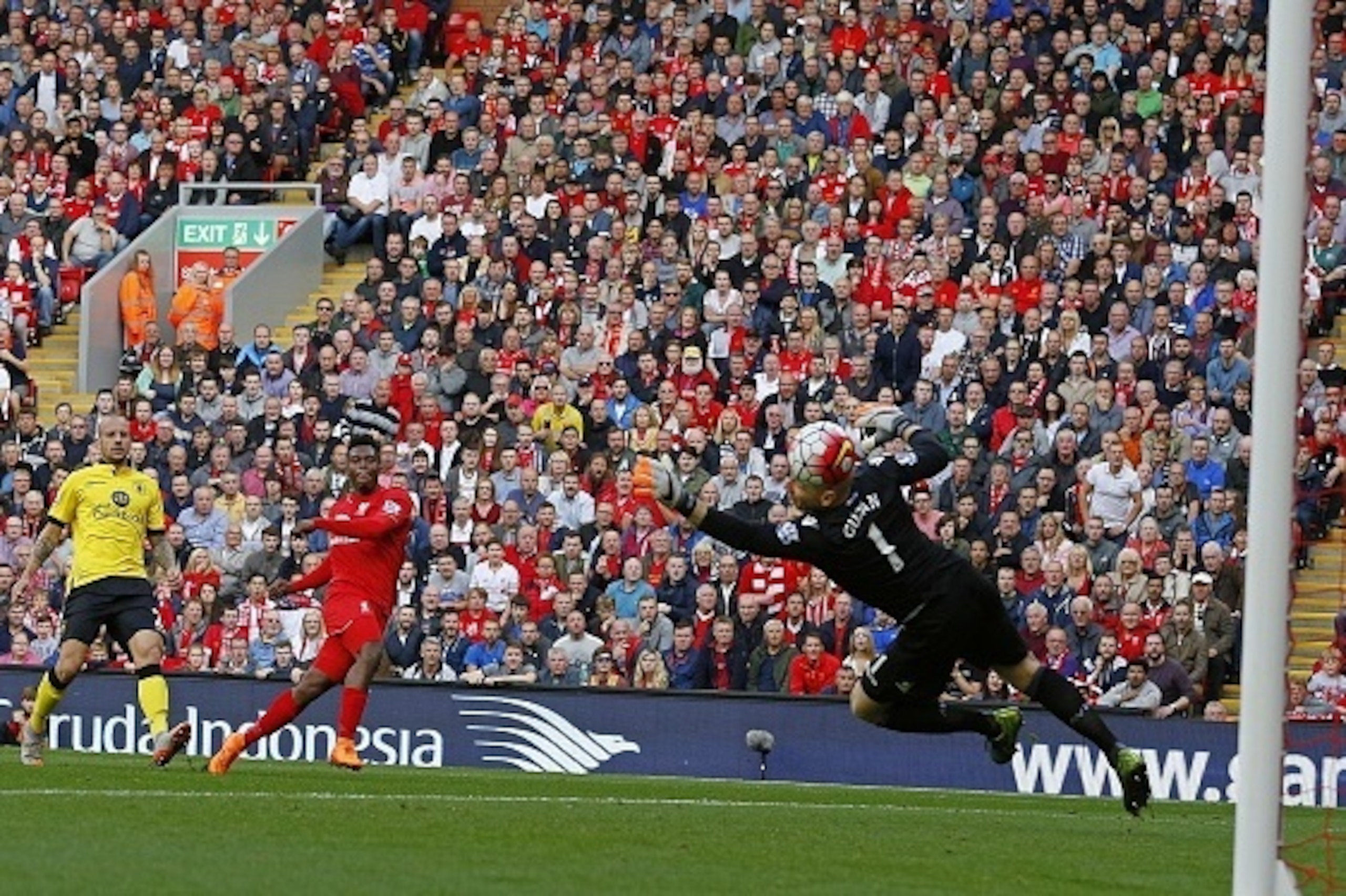 Liverpool's English striker Daniel Sturridge (2nd L) scores his team's second goal during the English Premier League football match between Liverpool and Aston Villa at the Anfield stadium in Liverpool, north-west England, on September 26, 2015. AFP PHOTO