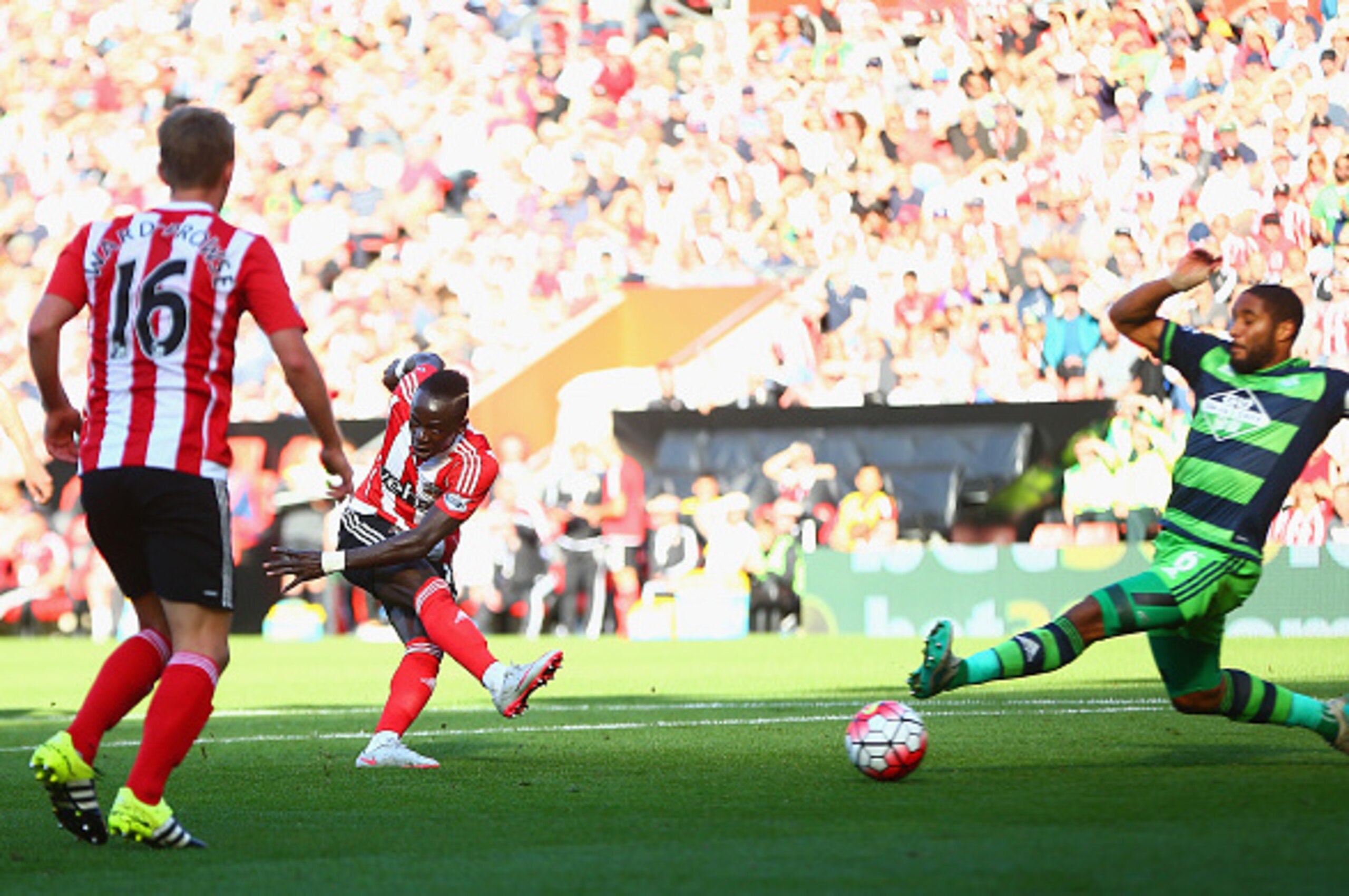SOUTHAMPTON, ENGLAND - SEPTEMBER 26: Sadio Mane of Southampton scores his team's third goal during the Barclays Premier League match between Southampton and Swansea City at St Mary's Stadium on September 26, 2015 in Southampton, United Kingdom.  (Photo by