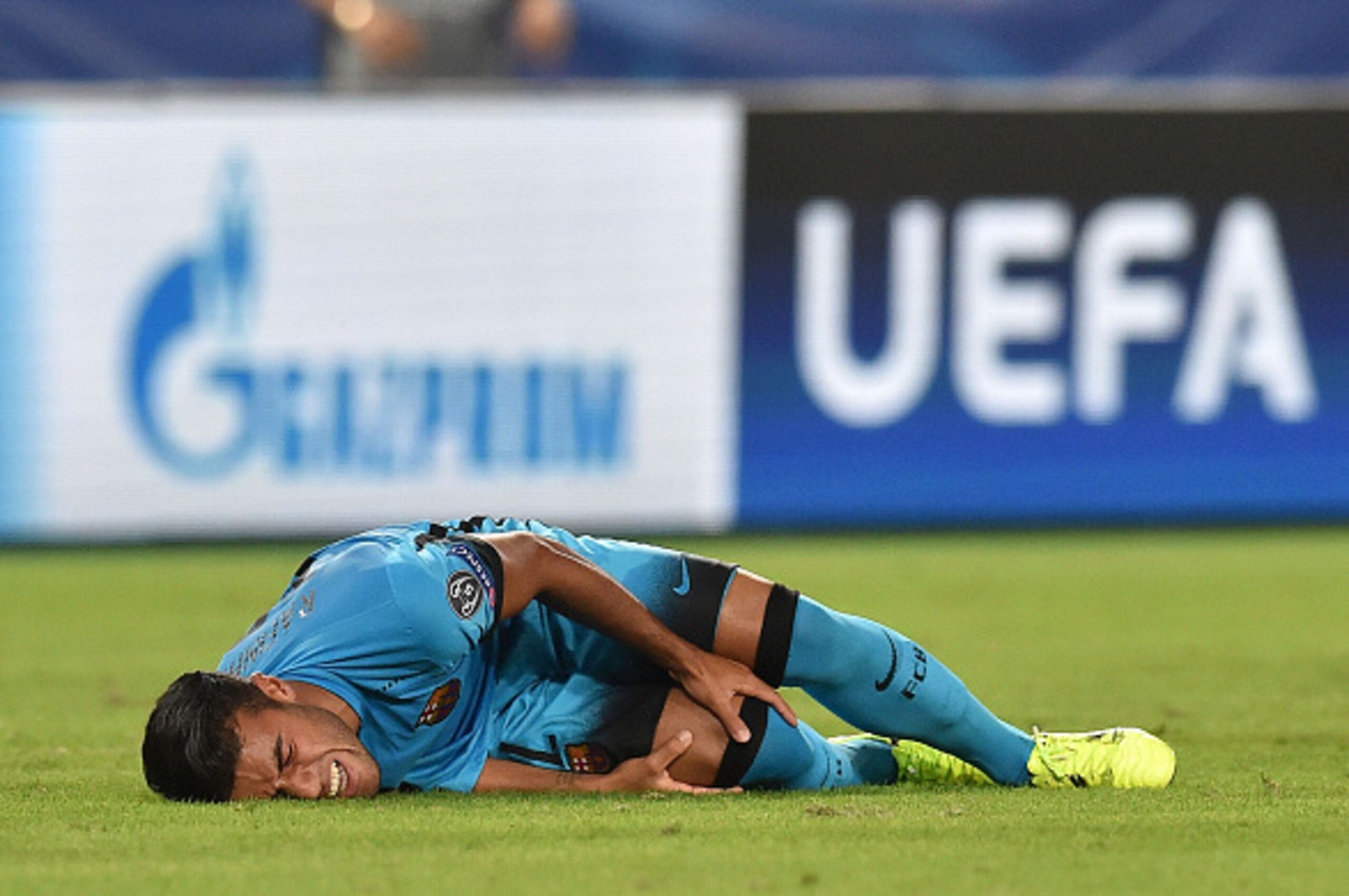ROME, ITALY - SEPTEMBER 16:  Rafinha of FC Barcelona  after clashes with Radja Nainggolan of AS Roma during the UEFA Champions League Group E match between AS Roma and FC Barcelona, at Olimpico Stadium on September 16, 2015 in Rome, Italy.  (Photo by Gius