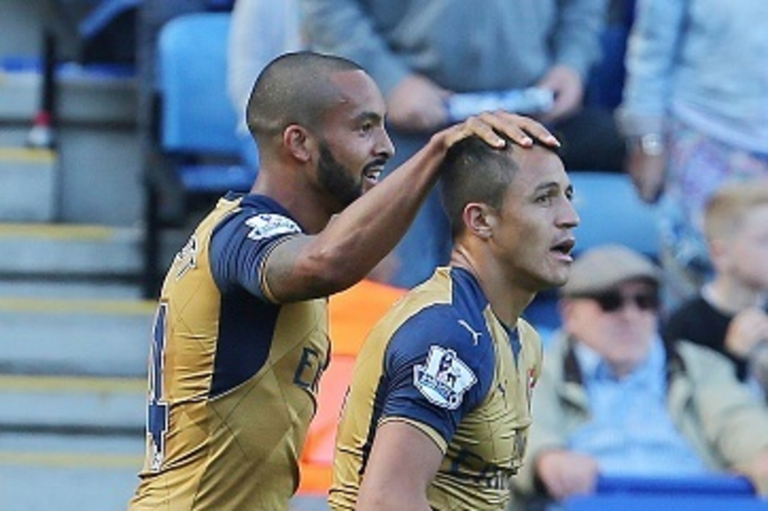 Arsenals English striker Theo Walcott (L) congratulates Arsenals Chilean striker Alexis Sanchez after Sanchez scored his team's second goal during the English Premier League football match between Leicester City and Arsenal at King Power Stadium in Leices