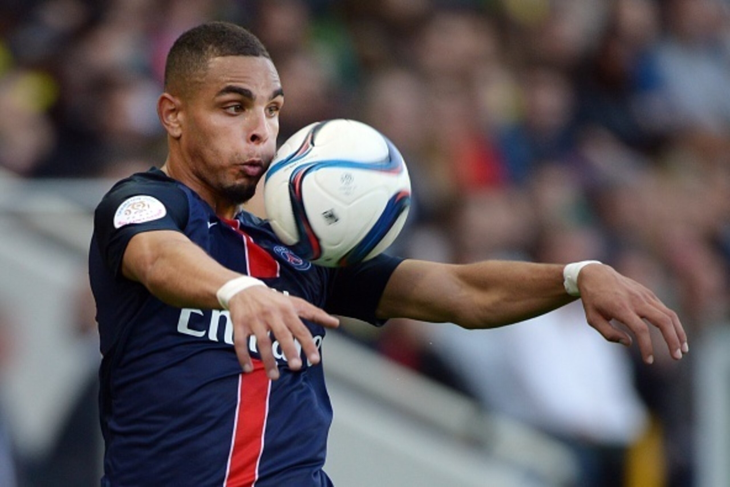 Paris Saint-Germain's French midfielder Layvin Kurzawa controls the ball during the French L1 football match between Nantes (FCN) and Paris Saint-Germain (PSG) on September 26, 2015 at the Beaujoire stadium in Nantes, western France. AFP PHOTO / JEAN-SEBA