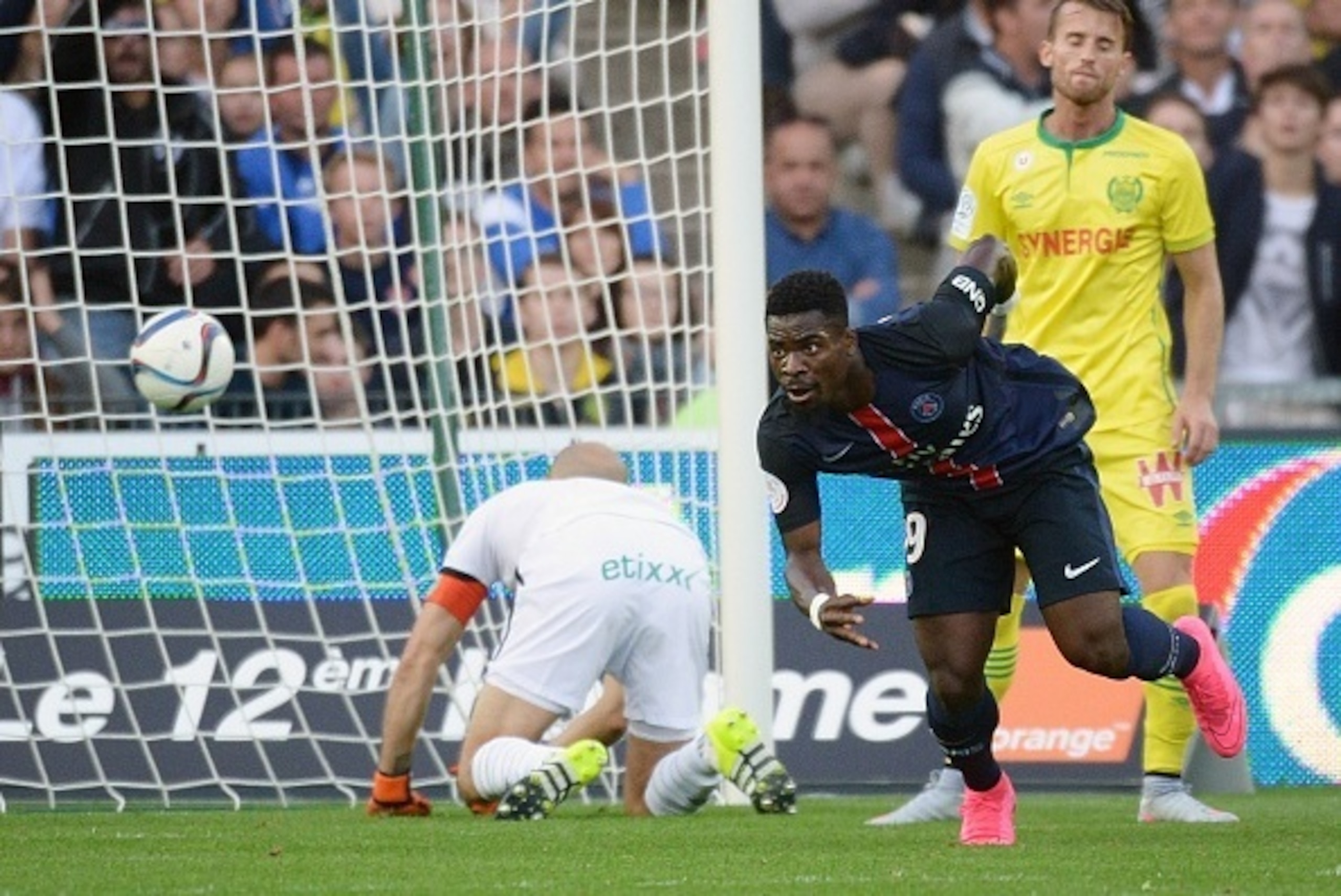 Paris Saint-Germain's Ivorian defender Serge Aurier (2nd R) scores a goal during the French L1 football match between Nantes (FCN) and Paris Saint-Germain (PSG) on September 26, 2015 at the Beaujoire stadium in Nantes, western France. AFP PHOTO / JEAN-SEB
