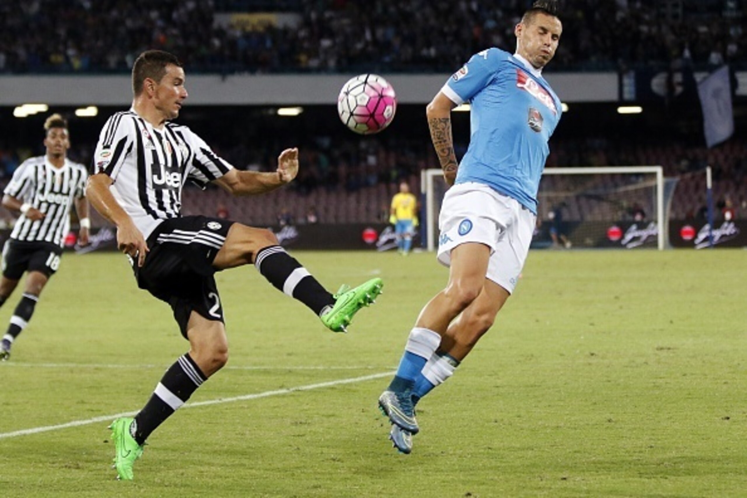 Napoli's Slovak forward Marek Hamsik (R) vies with Juventus' Italian midfielder Simone Padoin during the Italian Serie A football match SSC Napoli vs FC Juventus on September 26, 2015 at the San Paolo stadium in Naples. AFP PHOTO / CARLO HERMANN        (P