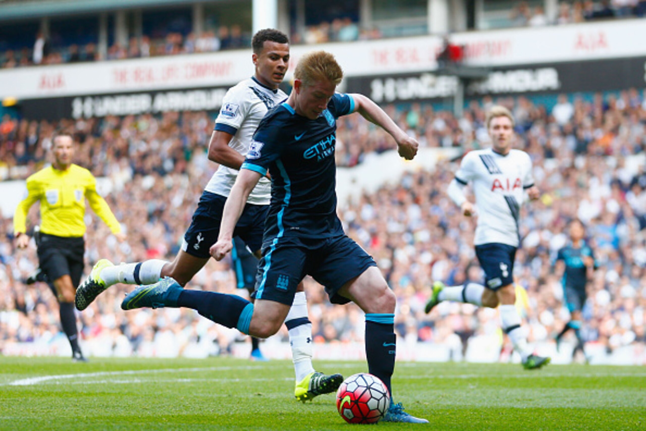 LONDON, ENGLAND - SEPTEMBER 26:  Kevin de Bruyne of Manchester City scores his team's first goal during the Barclays Premier League match between Tottenham Hotspur and Manchester City at White Hart Lane on September 26, 2015 in London, United Kingdom.  (P