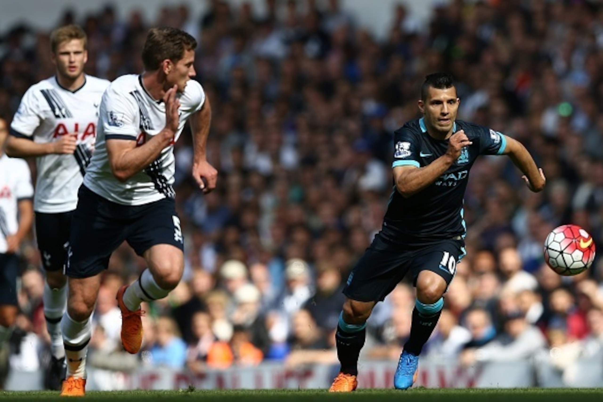 Manchester City's Argentinian striker Sergio Aguero (R) vie with Tottenham Hotspur's Belgian defender Jan Vertonghen during the English Premier League football match between Tottenham Hotspur and Manchester City at White Hart Lane in north London on Septe
